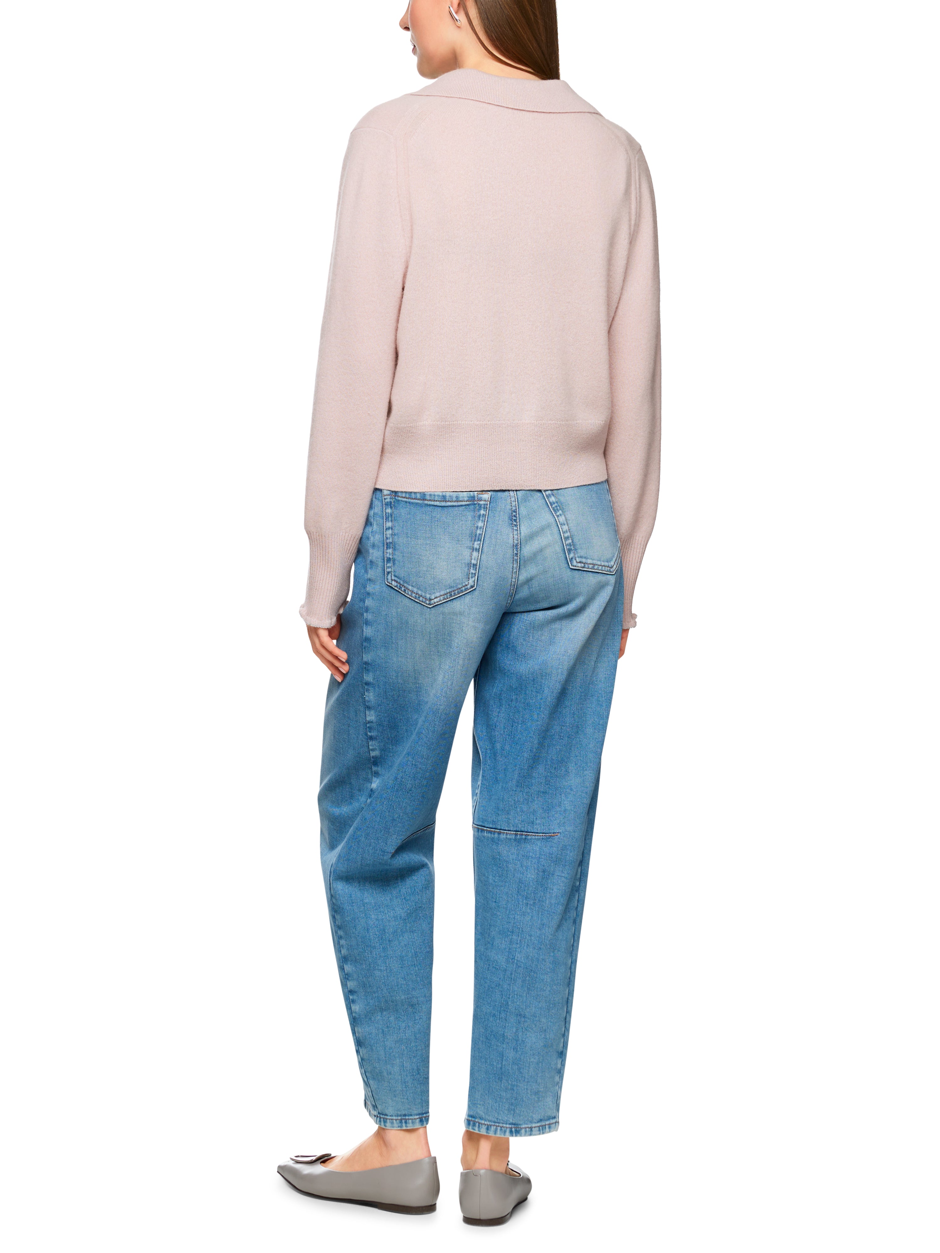 קרדיגן קרופ עשוי קשמיר עם צווארון וסגירת כפתוריםהרכב: 100% קשמירהדוגמנית בגובה 1.79 ולובשת מידה 3 של מארק קיין