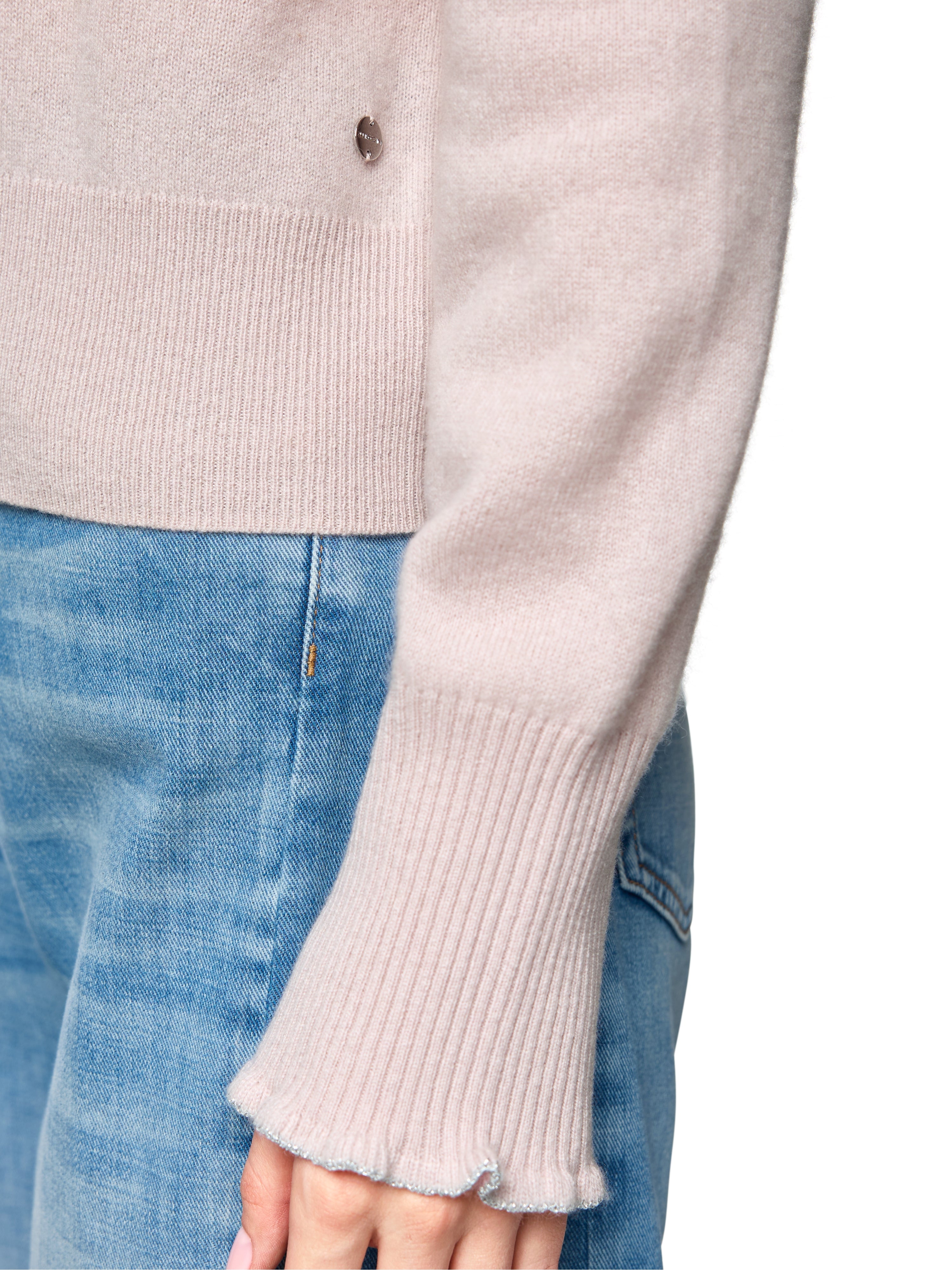 קרדיגן קרופ עשוי קשמיר עם צווארון וסגירת כפתוריםהרכב: 100% קשמירהדוגמנית בגובה 1.79 ולובשת מידה 3 של מארק קיין