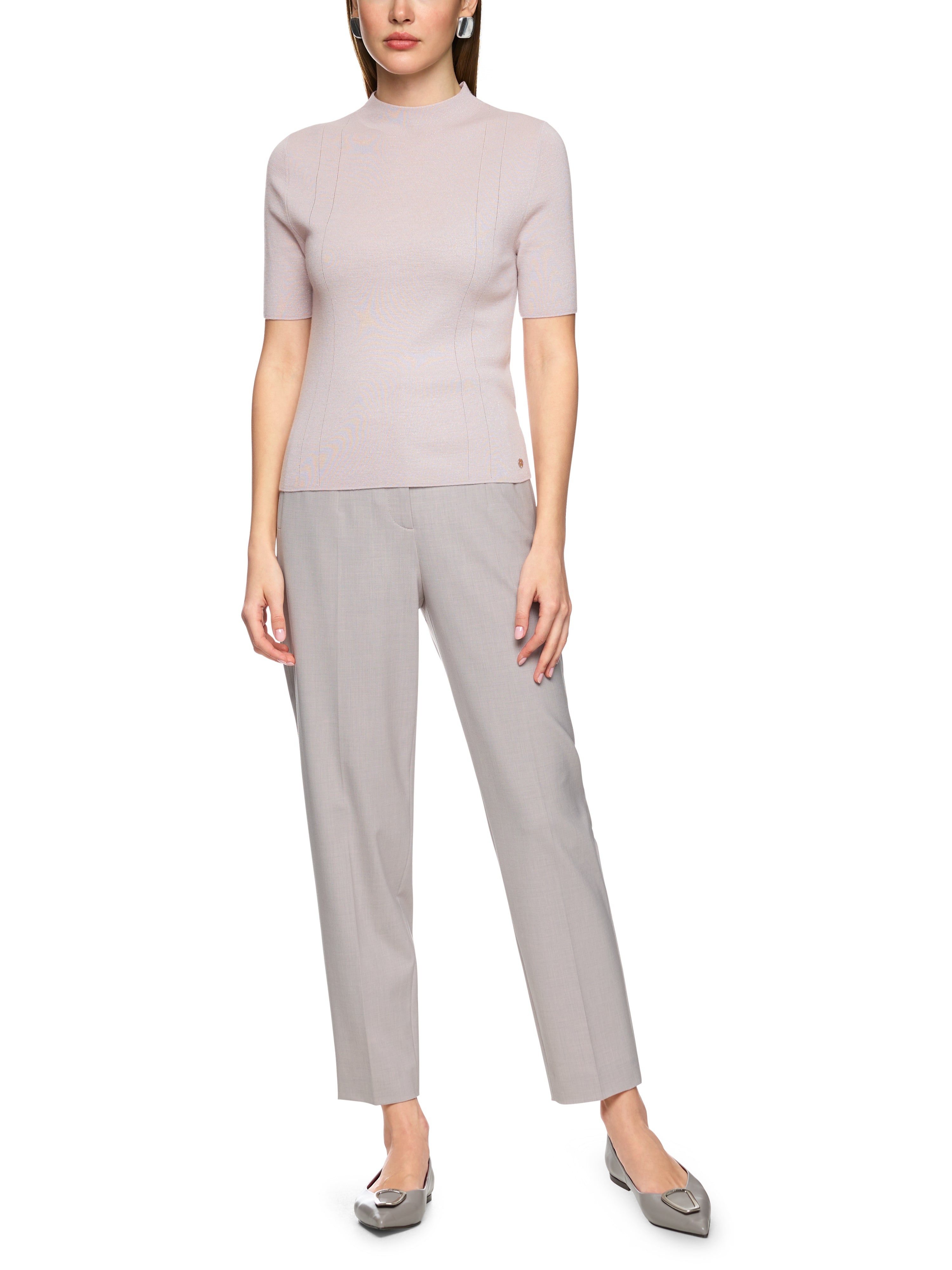 סוודר עשוי צמר בשילוב חוטי לורקס בעל גזרה צמודה הרכב: 85% צמר, 15% סיבים מתכתייםהדוגמנית בגובה 1.79 ולובשת מידה 3 של מארק קיין