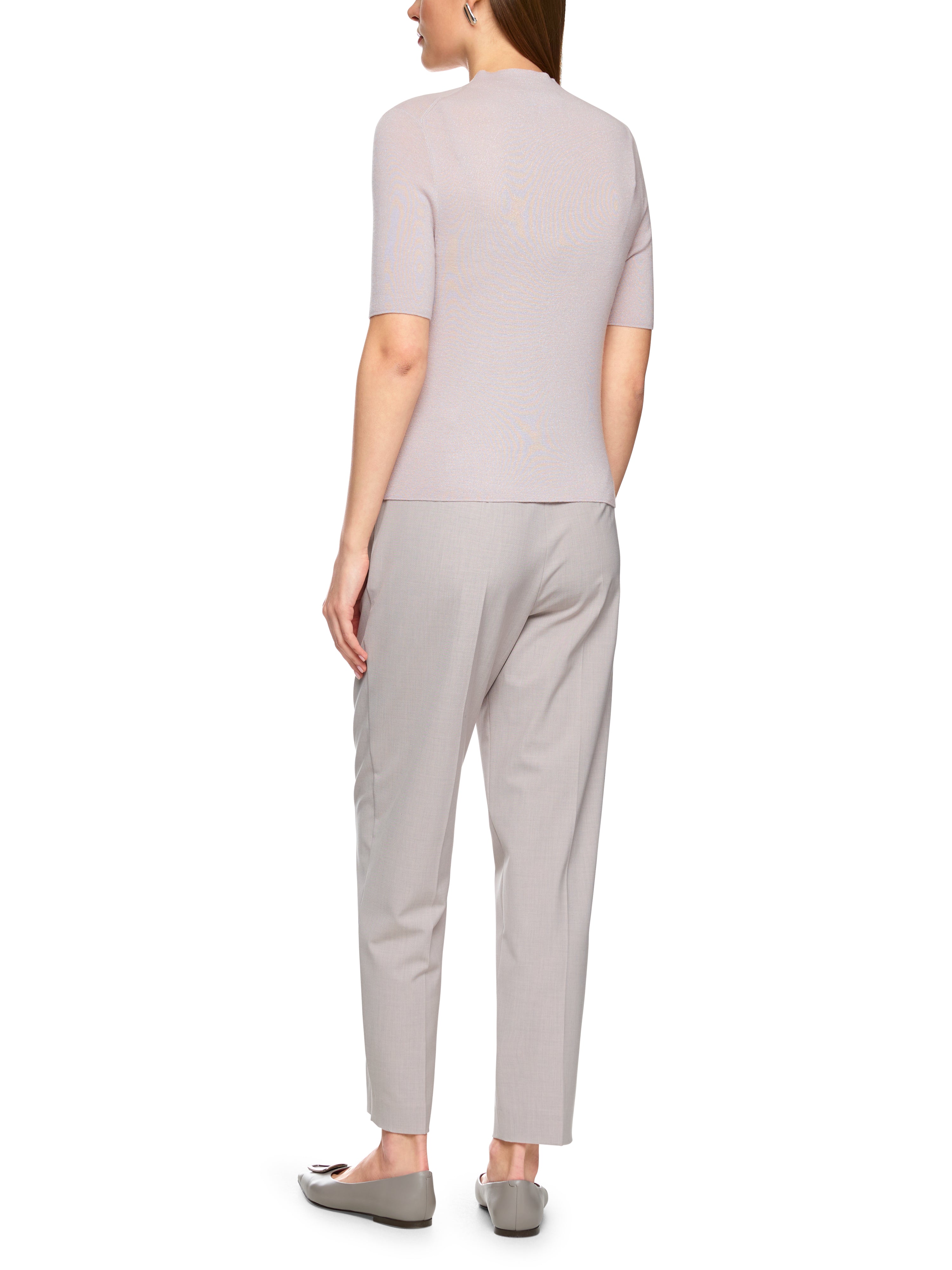 סוודר עשוי צמר בשילוב חוטי לורקס בעל גזרה צמודה הרכב: 85% צמר, 15% סיבים מתכתייםהדוגמנית בגובה 1.79 ולובשת מידה 3 של מארק קיין