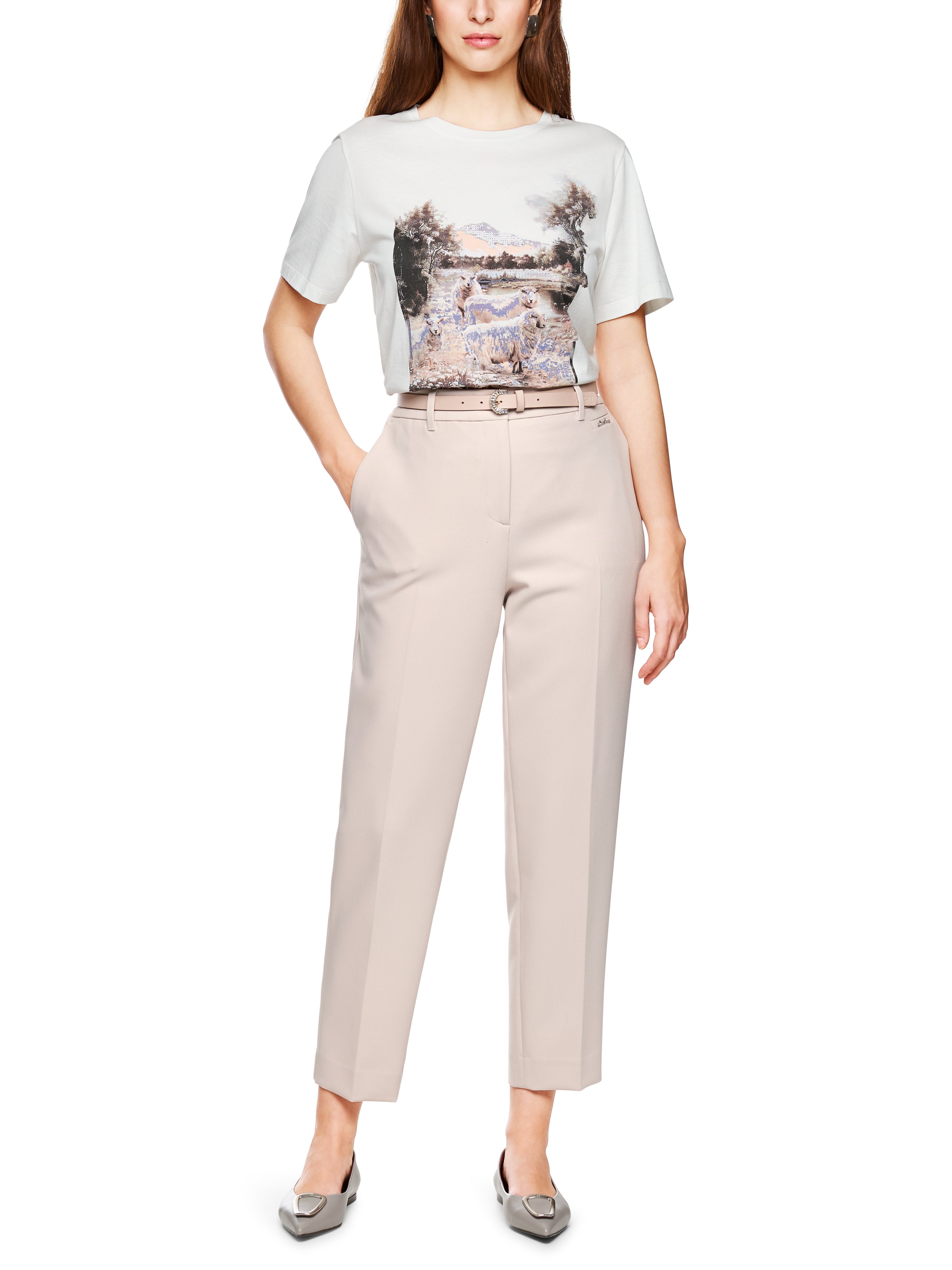 מכנסיים בגזרה ישרה מותן גבוה עם סגירת רוכסן וכפתורהרכב: 40% פוליאסטר, 31% פוליאסטר, 22% ויסקוזה, 7% אלסטןהדוגמנית בגובה 1.79 ולובשת מידה 3 של מארק קיין