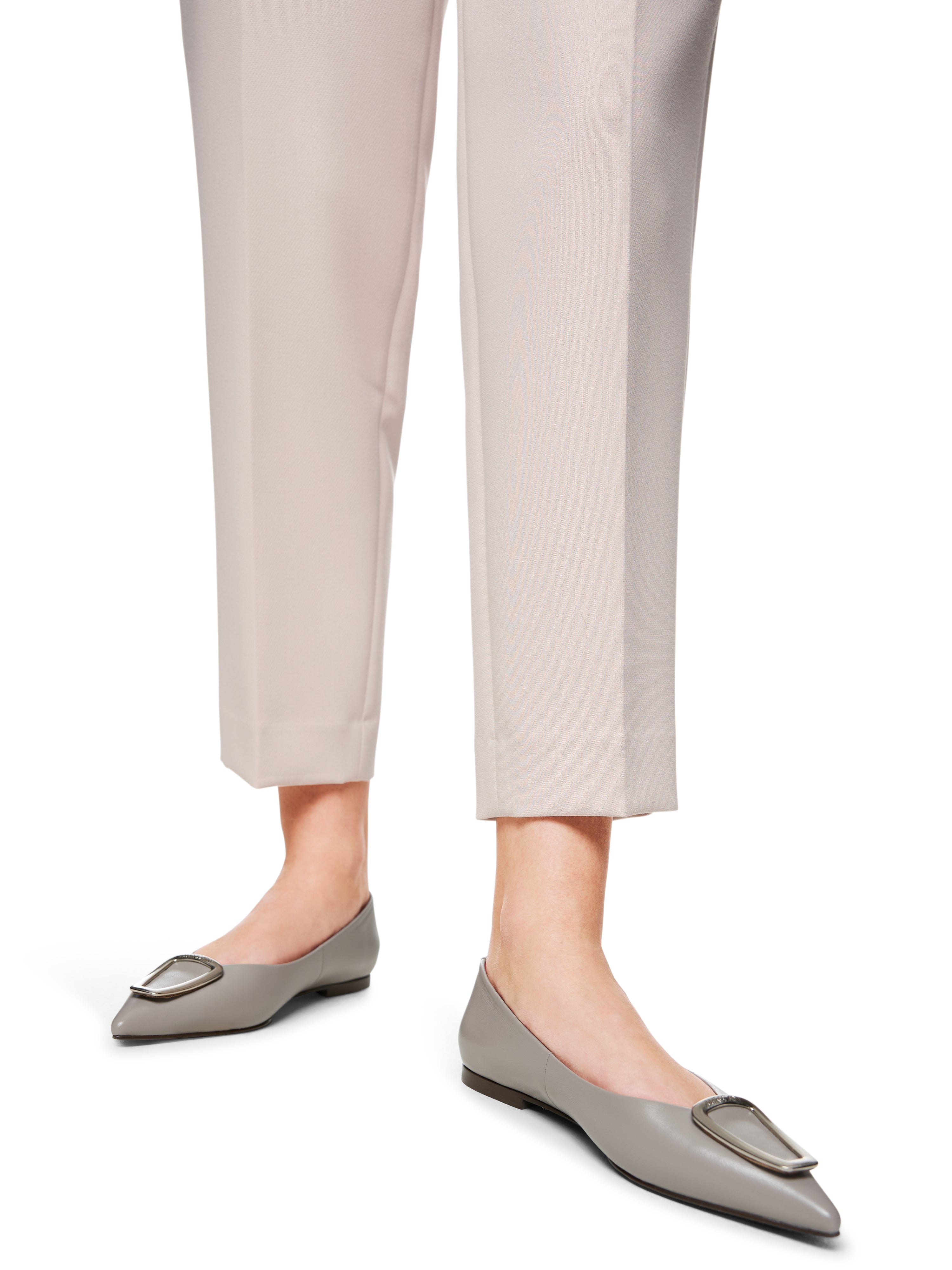 מכנסיים בגזרה ישרה מותן גבוה עם סגירת רוכסן וכפתורהרכב: 40% פוליאסטר, 31% פוליאסטר, 22% ויסקוזה, 7% אלסטןהדוגמנית בגובה 1.79 ולובשת מידה 3 של מארק קיין