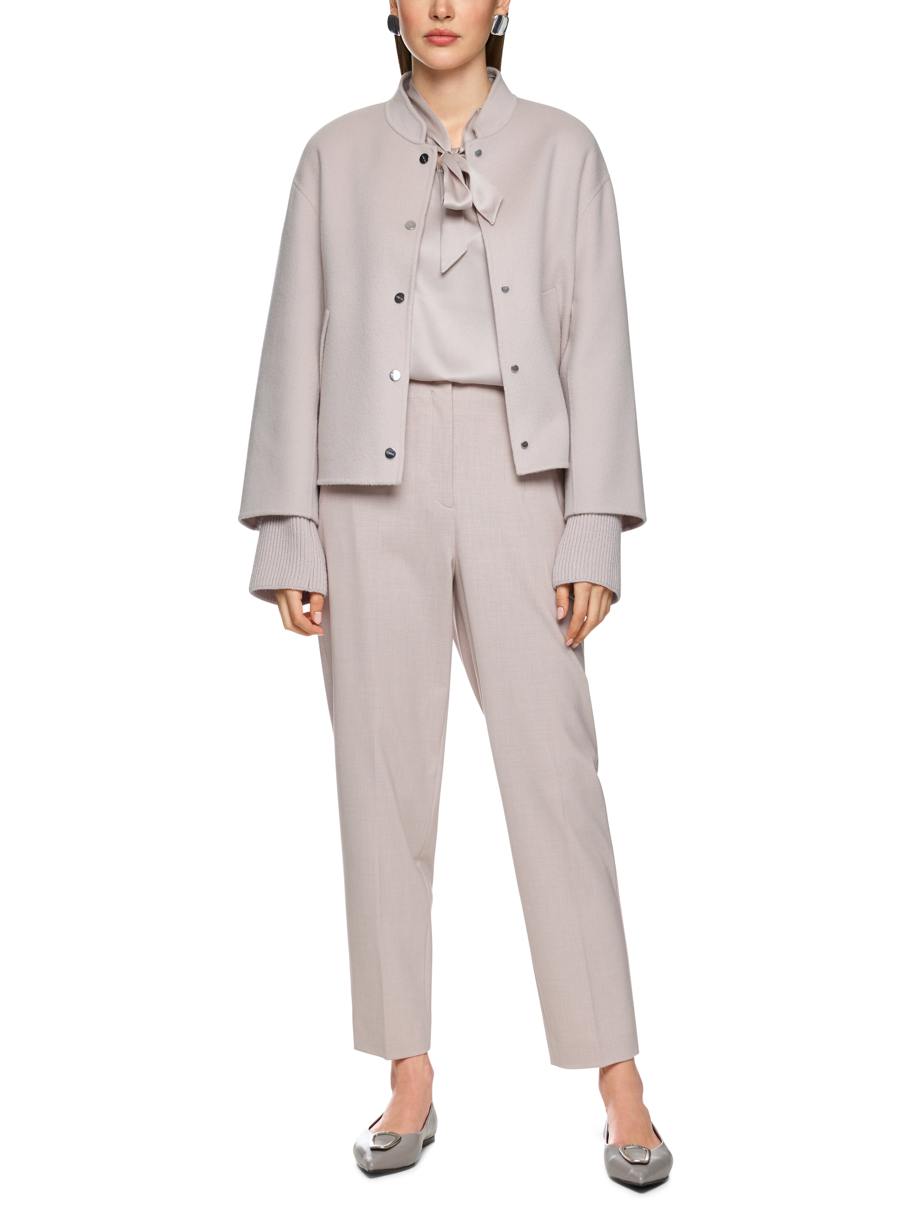 מכנסיים בגזרה צמודה מותן גבוה באורך 7/8הרכב: 48% ויסקוזה, 48% פוליאסטר, 4% אלסטןהדוגמנית בגובה 1.79 ולובשת מידה 3 של מארק קיין