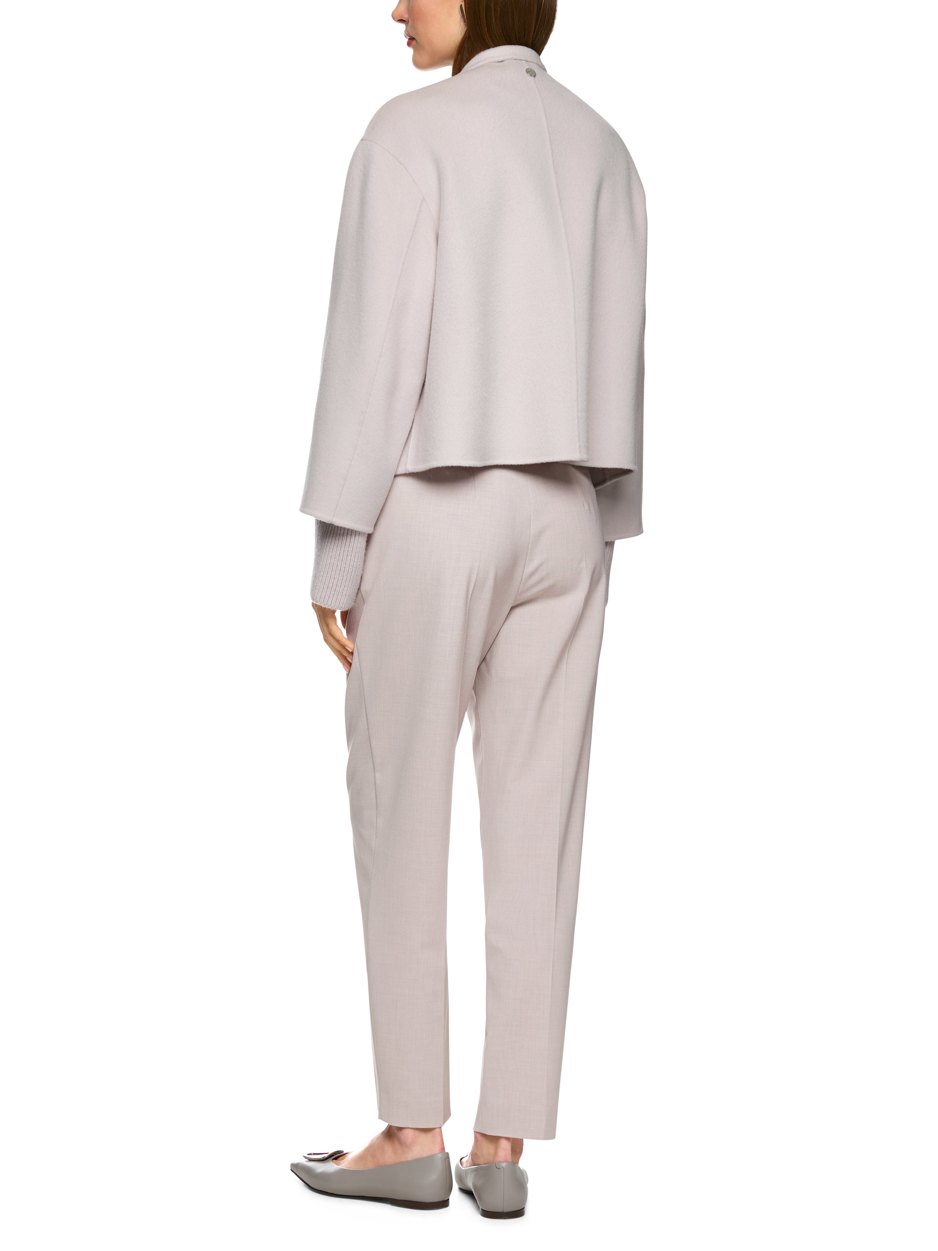 מכנסיים בגזרה צמודה מותן גבוה באורך 7/8הרכב: 48% ויסקוזה, 48% פוליאסטר, 4% אלסטןהדוגמנית בגובה 1.79 ולובשת מידה 3 של מארק קיין