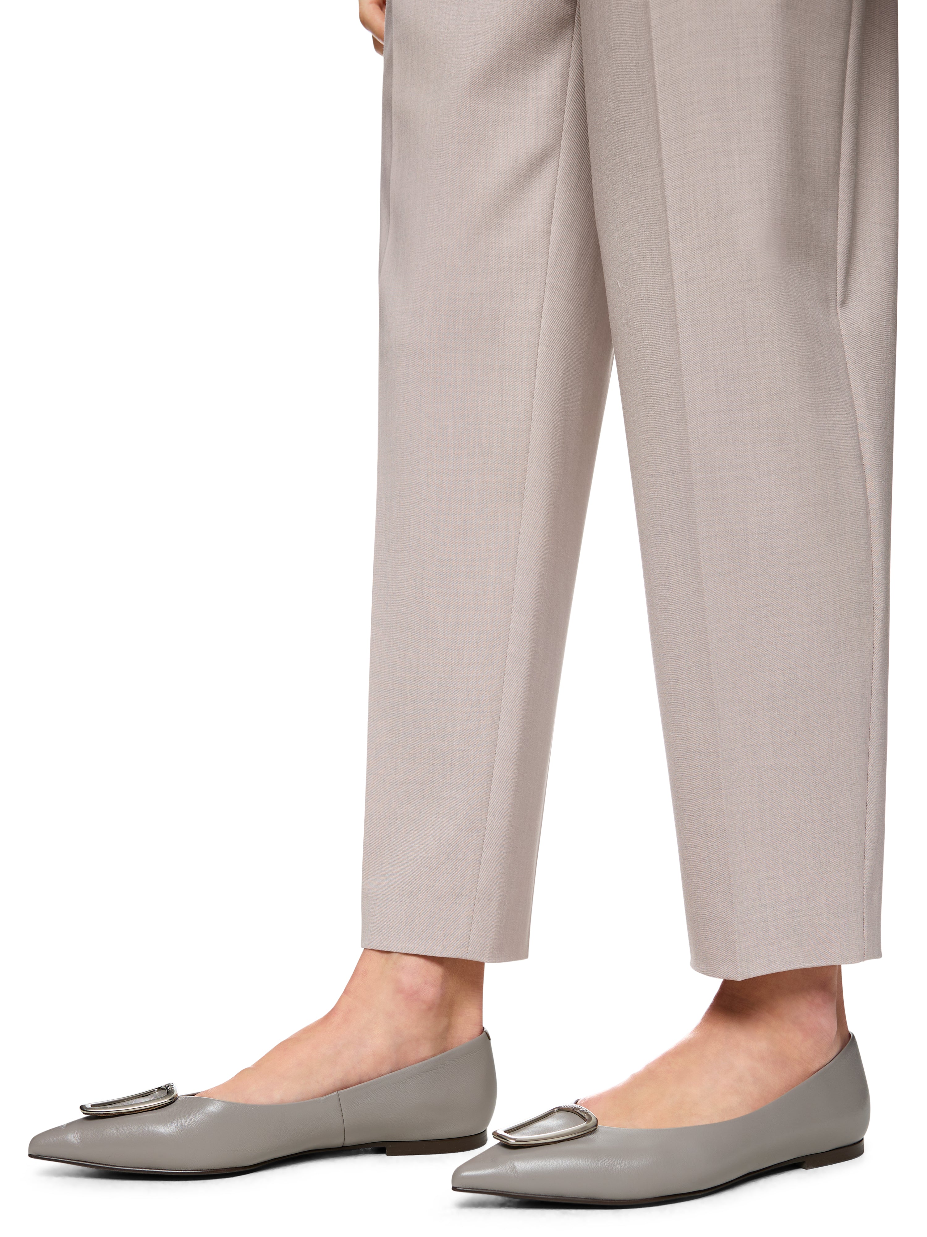 מכנסיים בגזרה צמודה מותן גבוה באורך 7/8הרכב: 48% ויסקוזה, 48% פוליאסטר, 4% אלסטןהדוגמנית בגובה 1.79 ולובשת מידה 3 של מארק קיין