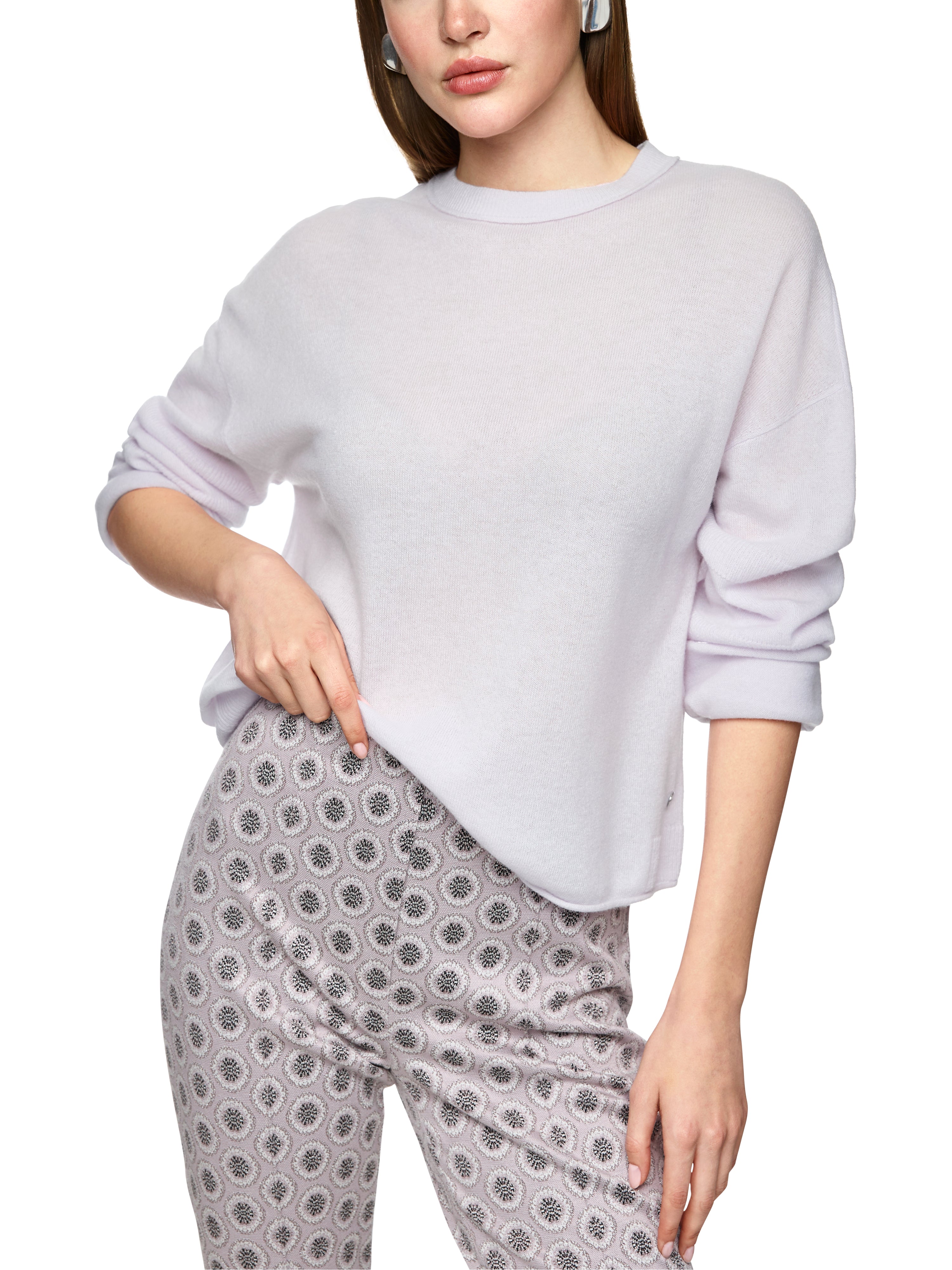 סוודר קשמיר קז'ואל עם שרוולים ארוכים וצווארון עגולהרכב: 100% קשמירהדוגמנית בגובה 1.79 ולובשת מידה 3 של מארק קיין