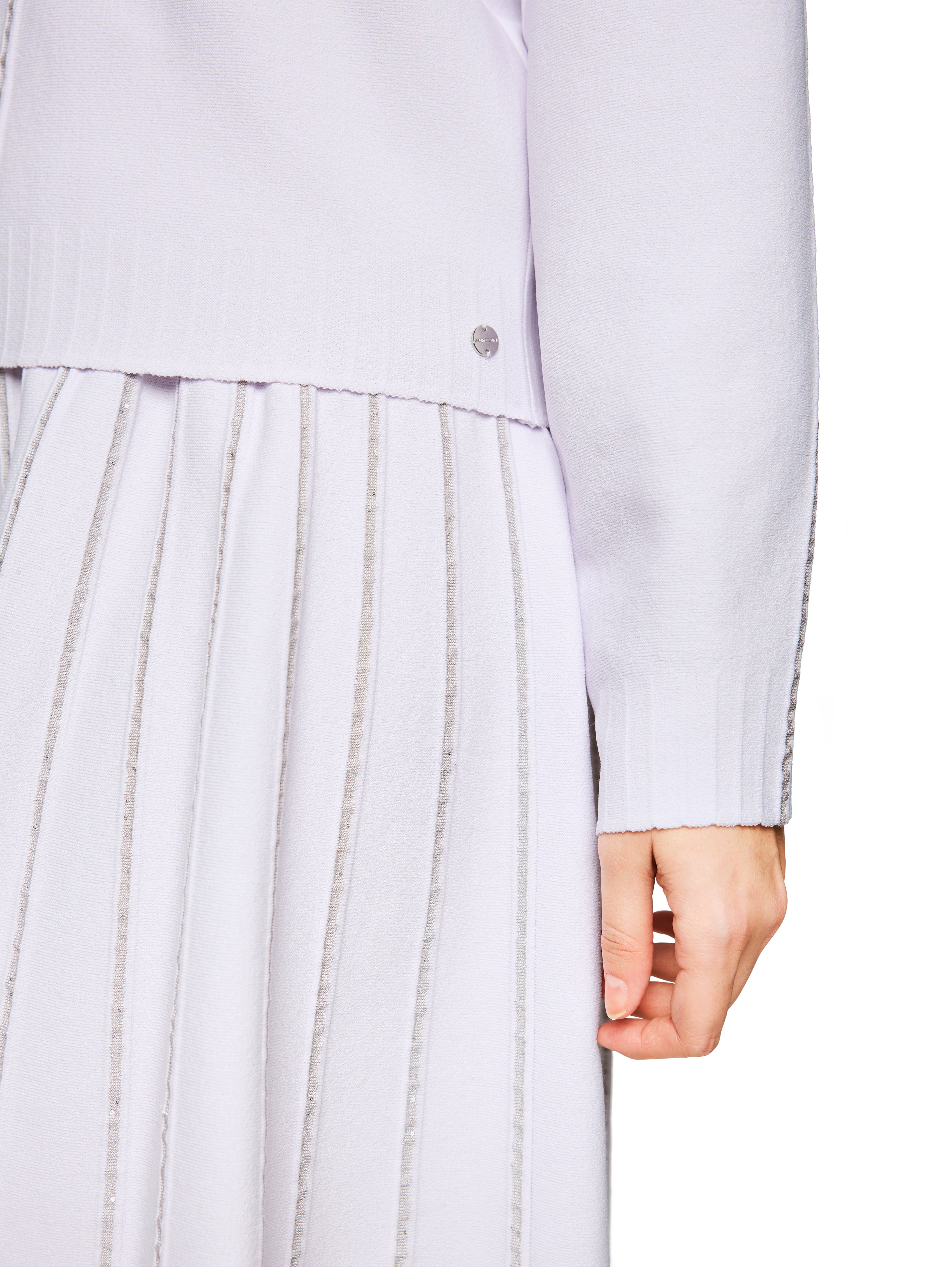 סוודר גזרה צמודה עם שרוולי ראגלן ופסים דקורטיביים בשילוב פאייטיםהרכב: 83% ויסקוזה, 11% פוליאסטר, 6% פוליאמידהדוגמנית בגובה 1.79 ולובשת מידה 3 של מארק קיין