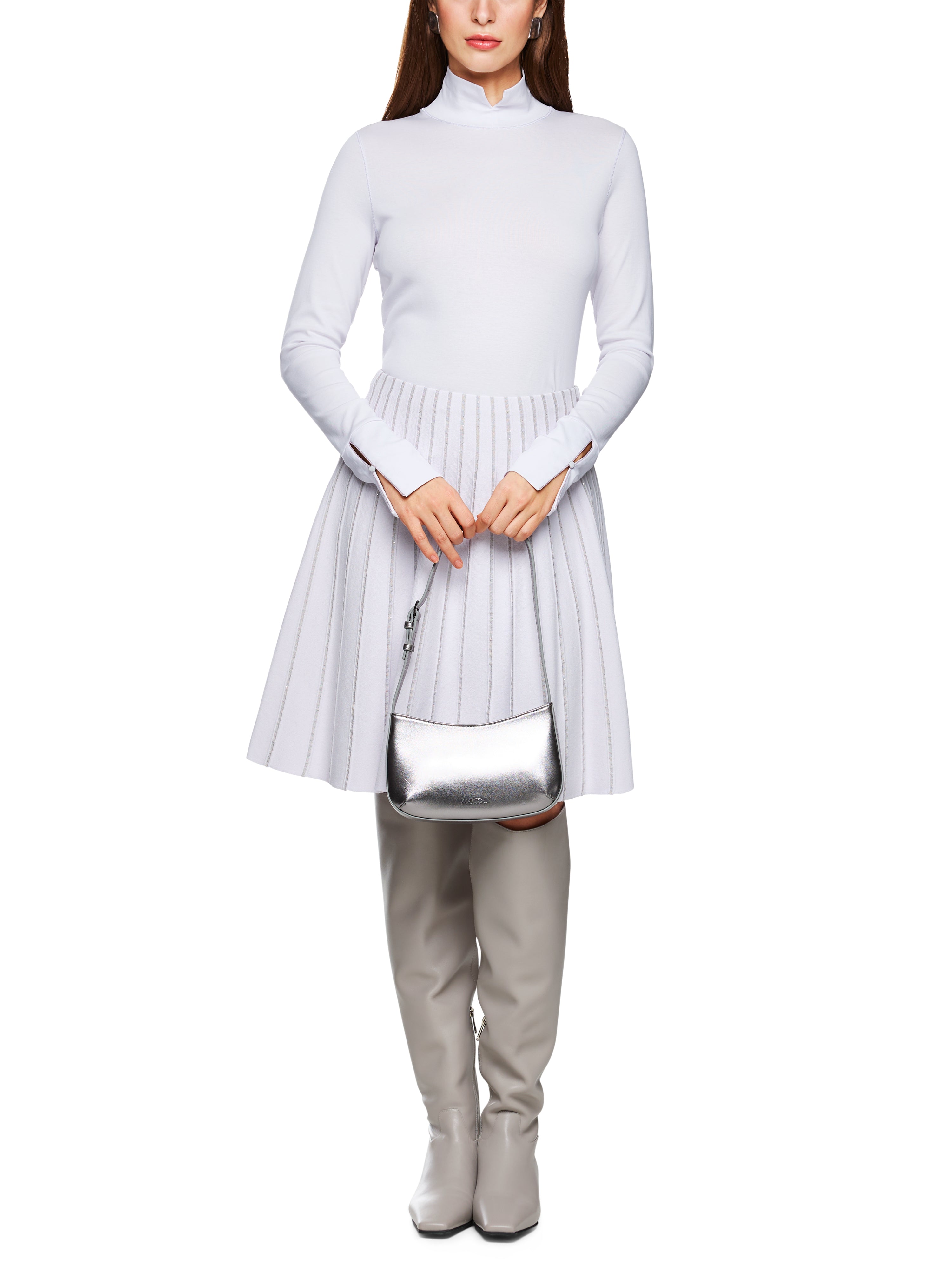 חולצת גולף בגזרה צמודה עם שרוולים ארוכיםהרכב: 95% כותנה, 5% אלסטןהדוגמנית בגובה 1.79 ולובשת מידה 3 של מארק קיין