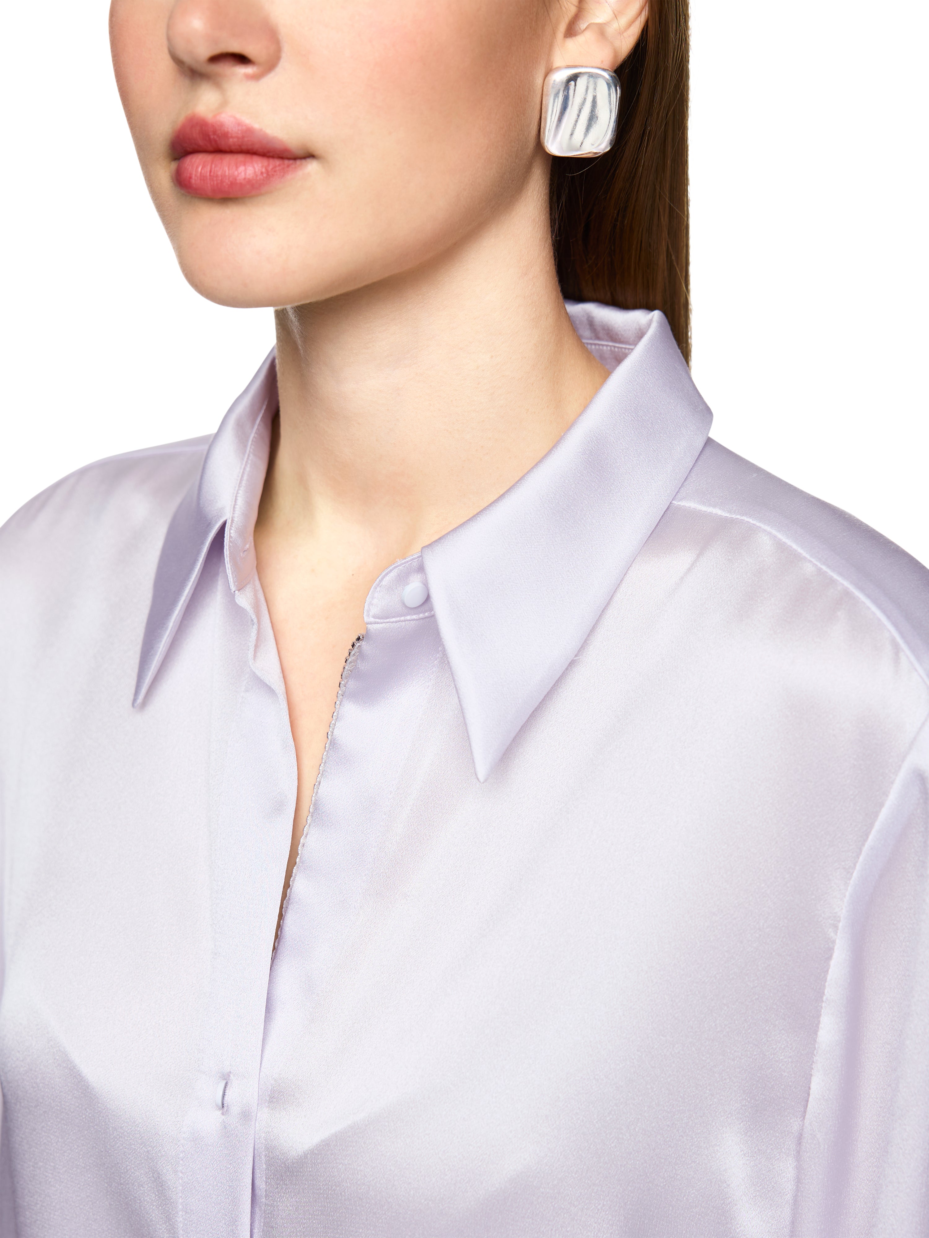 חולצה קלאסית עשויה משי בעלת גזרה ישרה וצווארון מוחדדהרכב: 100% משיהדוגמנית בגובה 1.79 ולובשת מידה 3 של מארק קיין