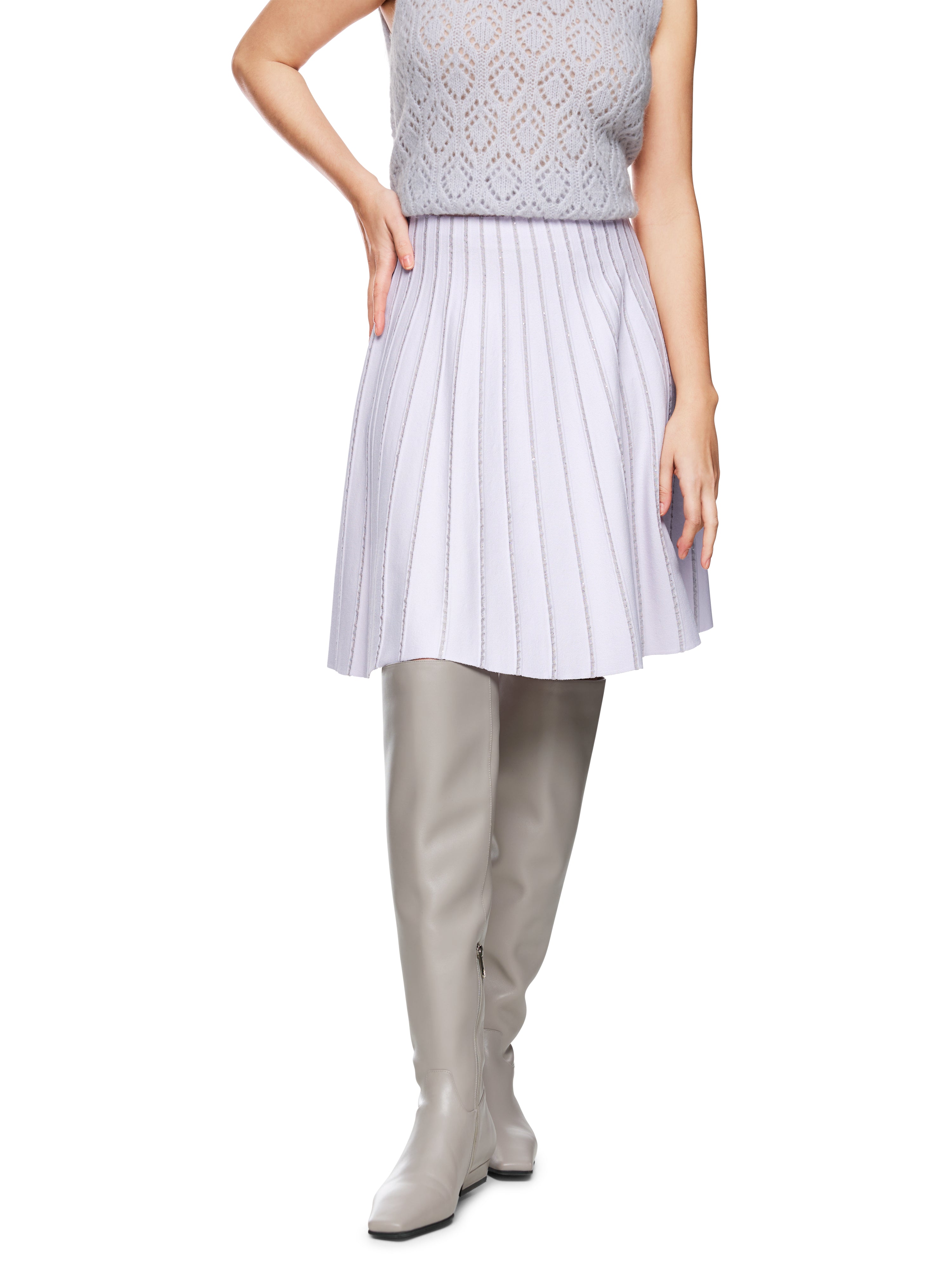 חצאית סרוגה בגזרה A עם פסים בשילוב פאייטיםהרכב: 79% ויסקוזה, 11% פוליאסטר, 10% פוליאמידהדוגמנית בגובה 1.79 ולובשת מידה 3 של מארק קיין