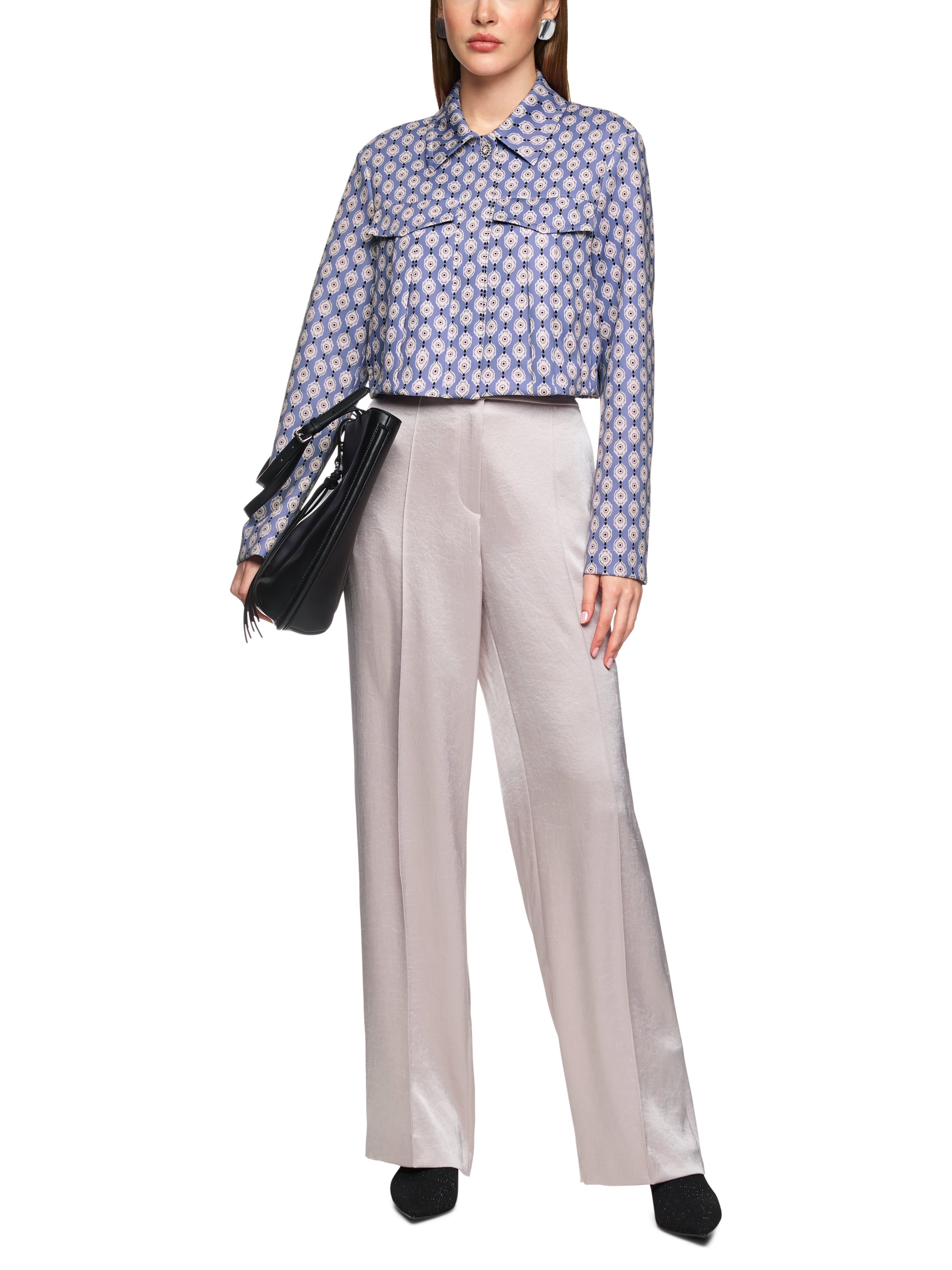 ז'קט קרופ עשוי בד סקובה בגזרה ישרה עם הדפס הרכב: 87% פוליאסטר, 13% אלסטןהדוגמנית בגובה 1.79 ולובשת מידה 3 של מארק קיין