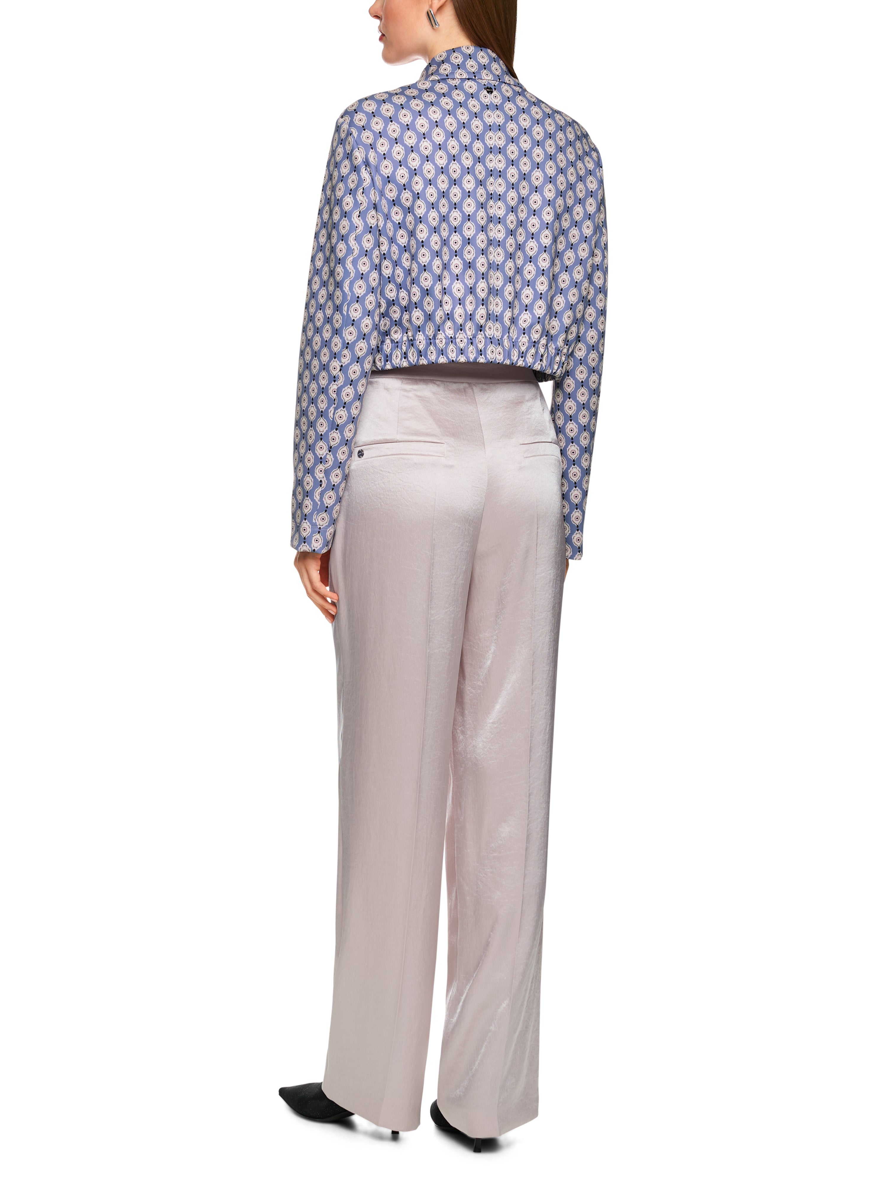 ז'קט קרופ עשוי בד סקובה בגזרה ישרה עם הדפס הרכב: 87% פוליאסטר, 13% אלסטןהדוגמנית בגובה 1.79 ולובשת מידה 3 של מארק קיין