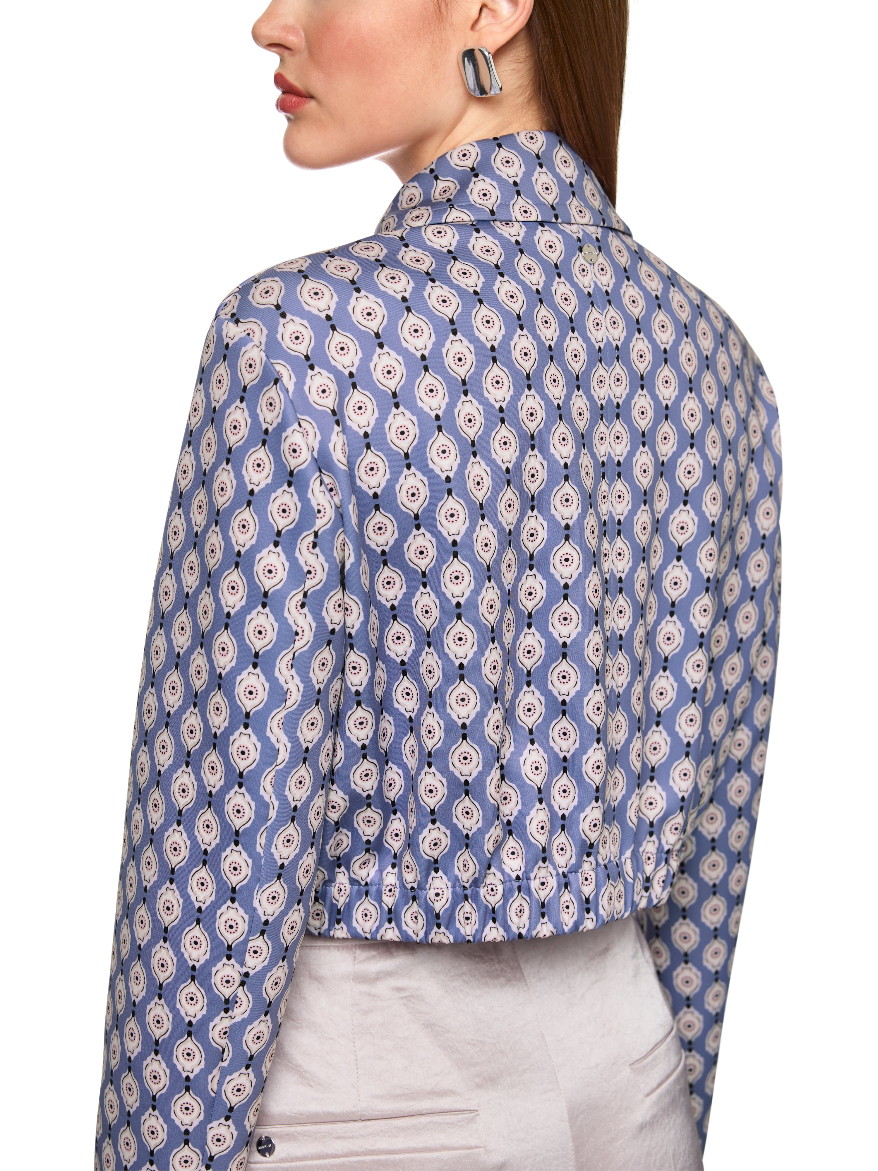 ז'קט קרופ עשוי בד סקובה בגזרה ישרה עם הדפס הרכב: 87% פוליאסטר, 13% אלסטןהדוגמנית בגובה 1.79 ולובשת מידה 3 של מארק קיין