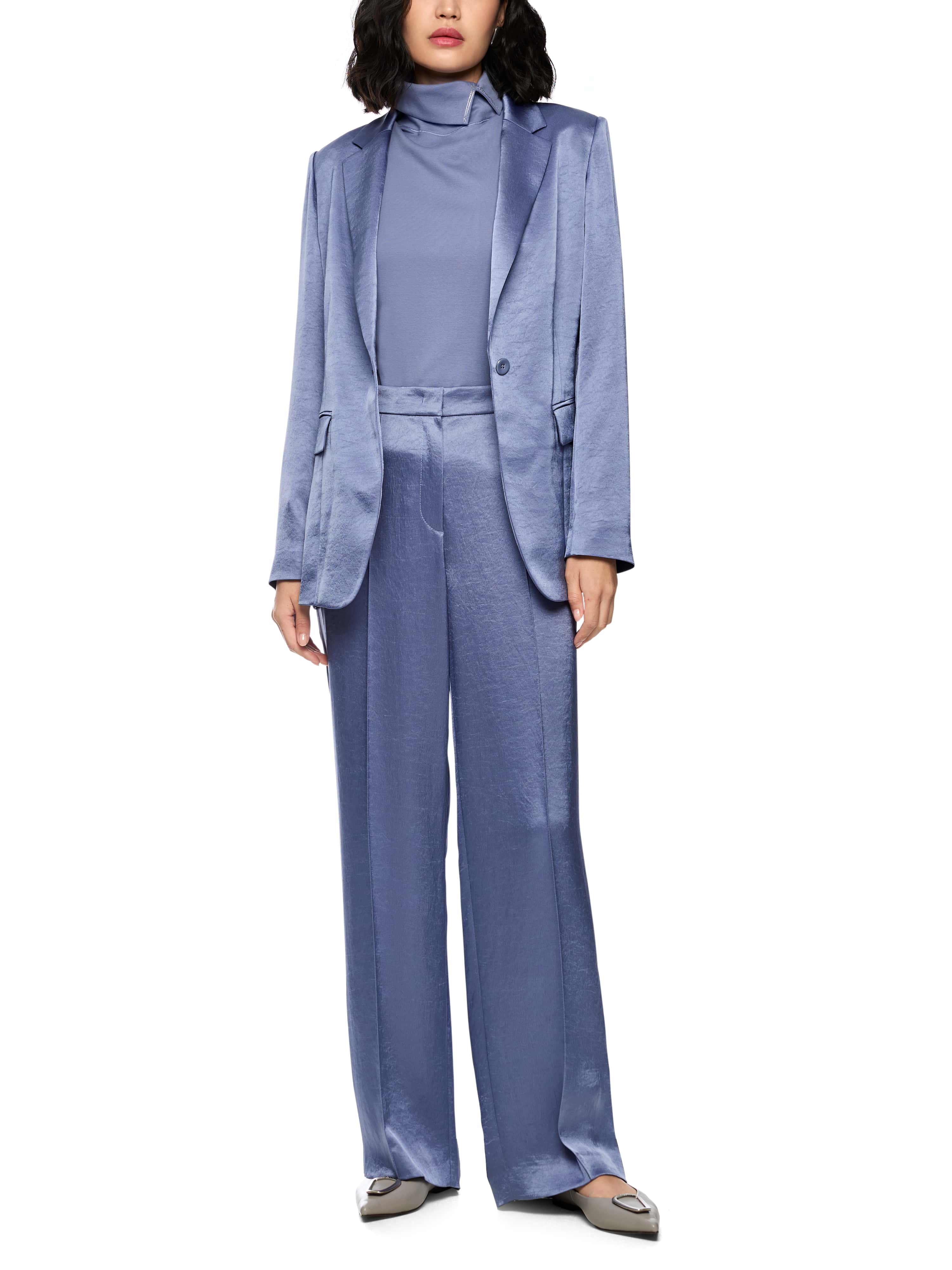 בלייזר בגזרה ישרה עם כיסים צדדיים וסגירת כפתורהרכב: 86% טריאצטט, 14% פוליאסטרהדוגמנית בגובה 1.79 ולובשת מידה 3 של מארק קיין