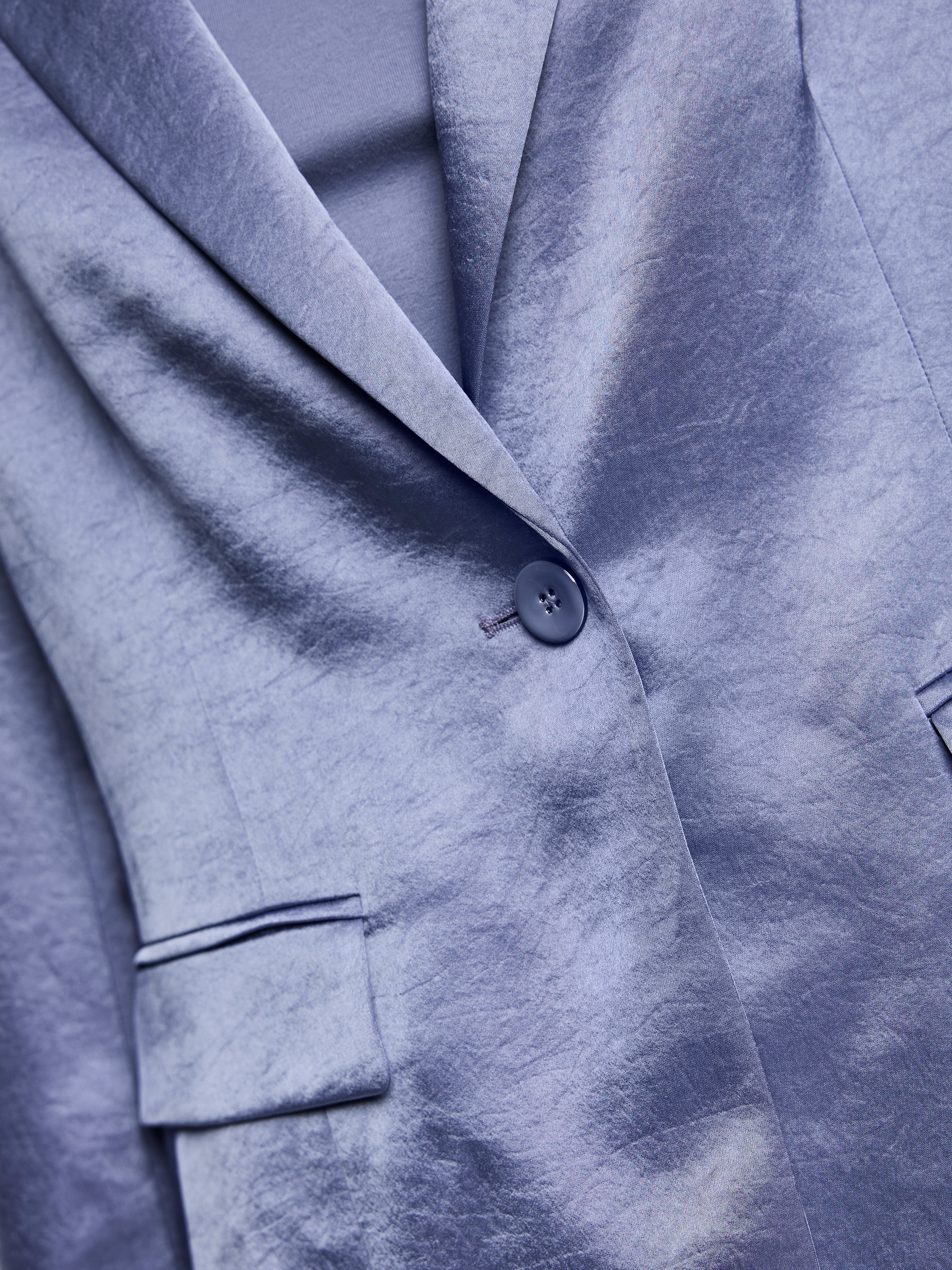 בלייזר בגזרה ישרה עם כיסים צדדיים וסגירת כפתורהרכב: 86% טריאצטט, 14% פוליאסטרהדוגמנית בגובה 1.79 ולובשת מידה 3 של מארק קיין