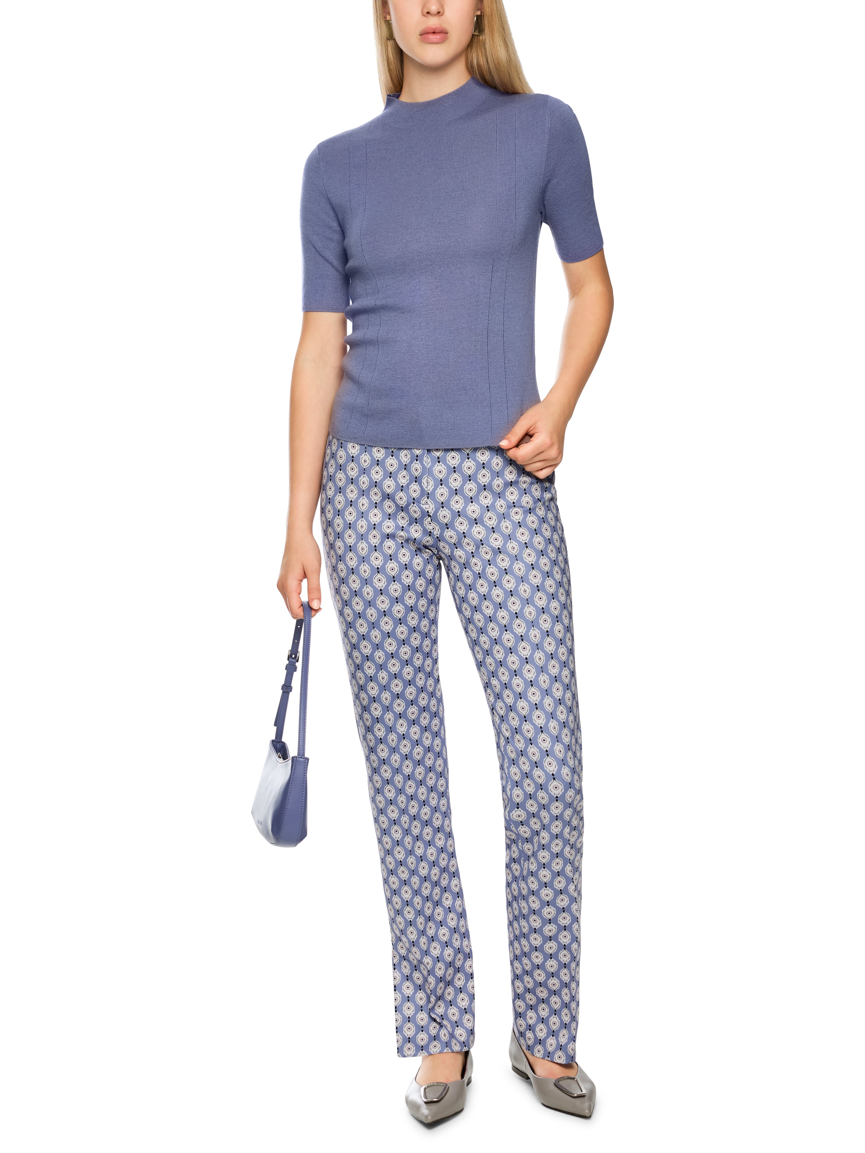 סוודר עשוי צמר בשילוב חוטי לורקס בעל גזרה צמודה הרכב: 85% צמר, 15% סיבים מתכתייםהדוגמנית בגובה 1.79 ולובשת מידה 3 של מארק קיין