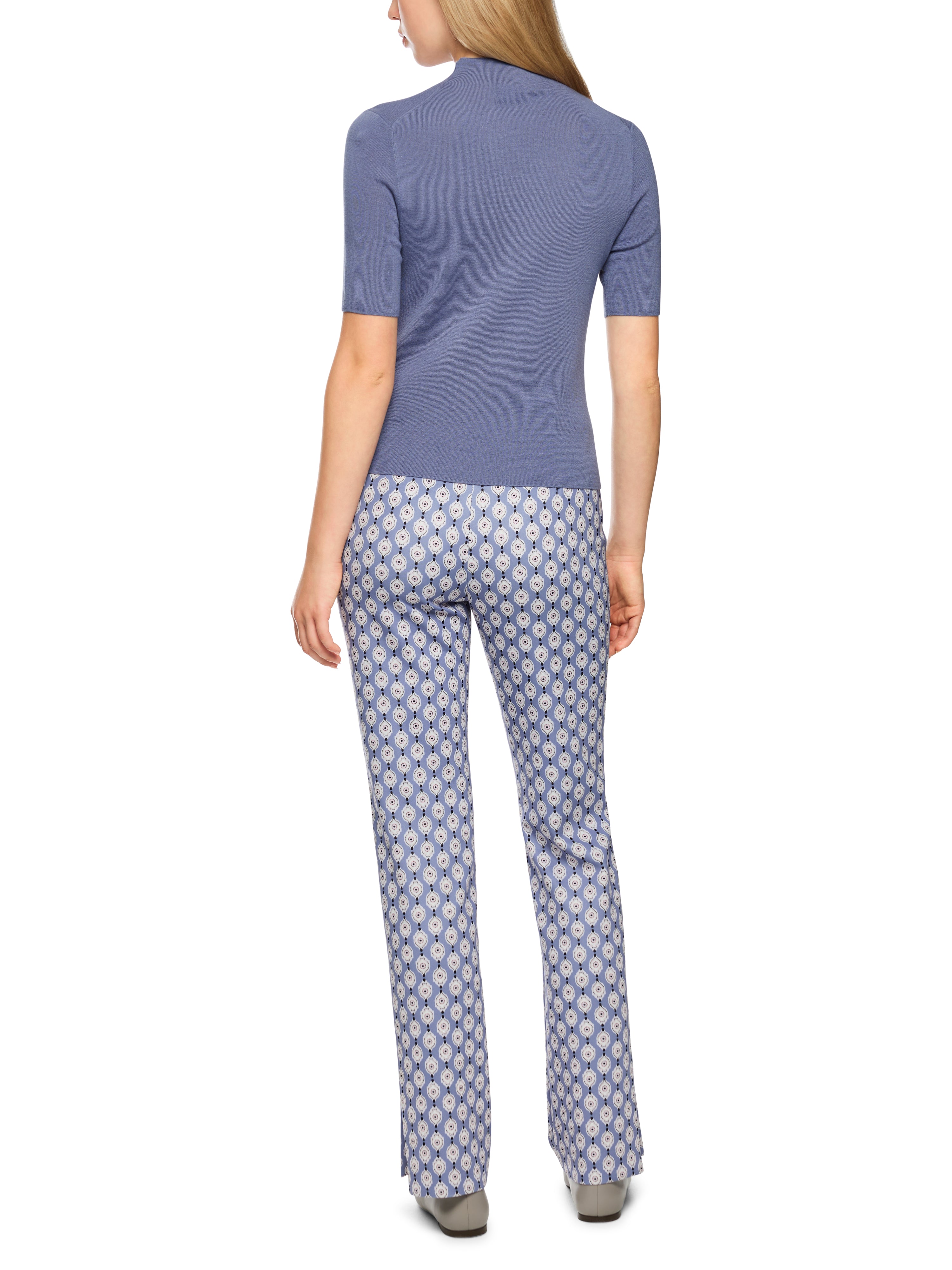 סוודר עשוי צמר בשילוב חוטי לורקס בעל גזרה צמודה הרכב: 85% צמר, 15% סיבים מתכתייםהדוגמנית בגובה 1.79 ולובשת מידה 3 של מארק קיין