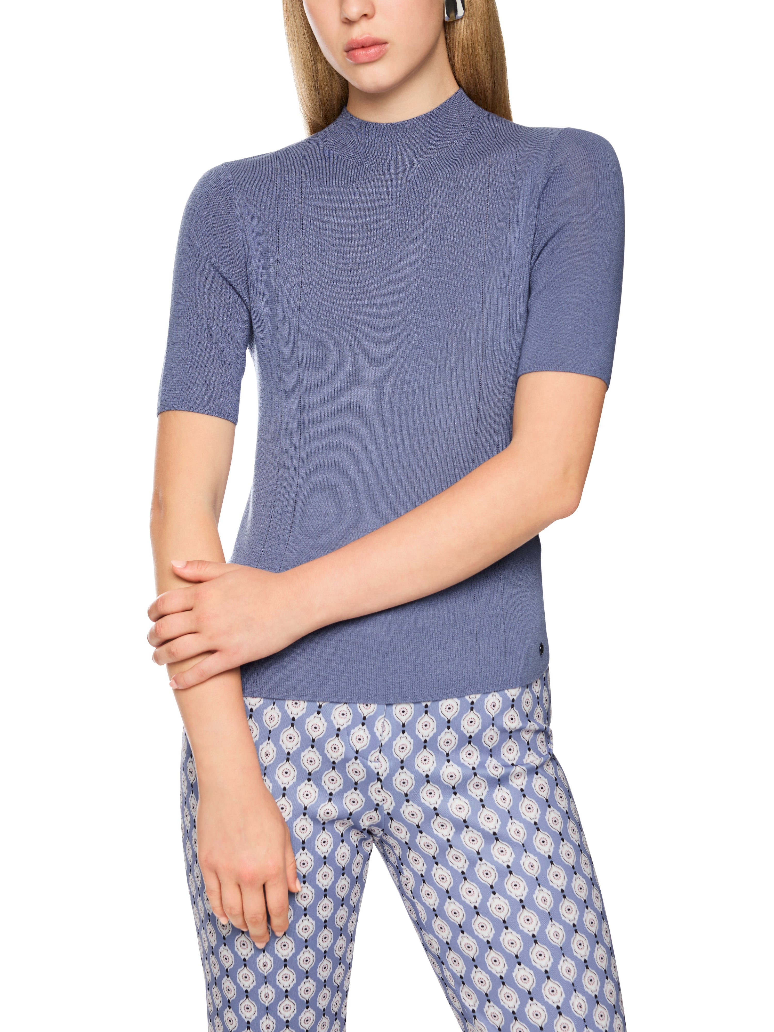 סוודר עשוי צמר בשילוב חוטי לורקס בעל גזרה צמודה הרכב: 85% צמר, 15% סיבים מתכתייםהדוגמנית בגובה 1.79 ולובשת מידה 3 של מארק קיין