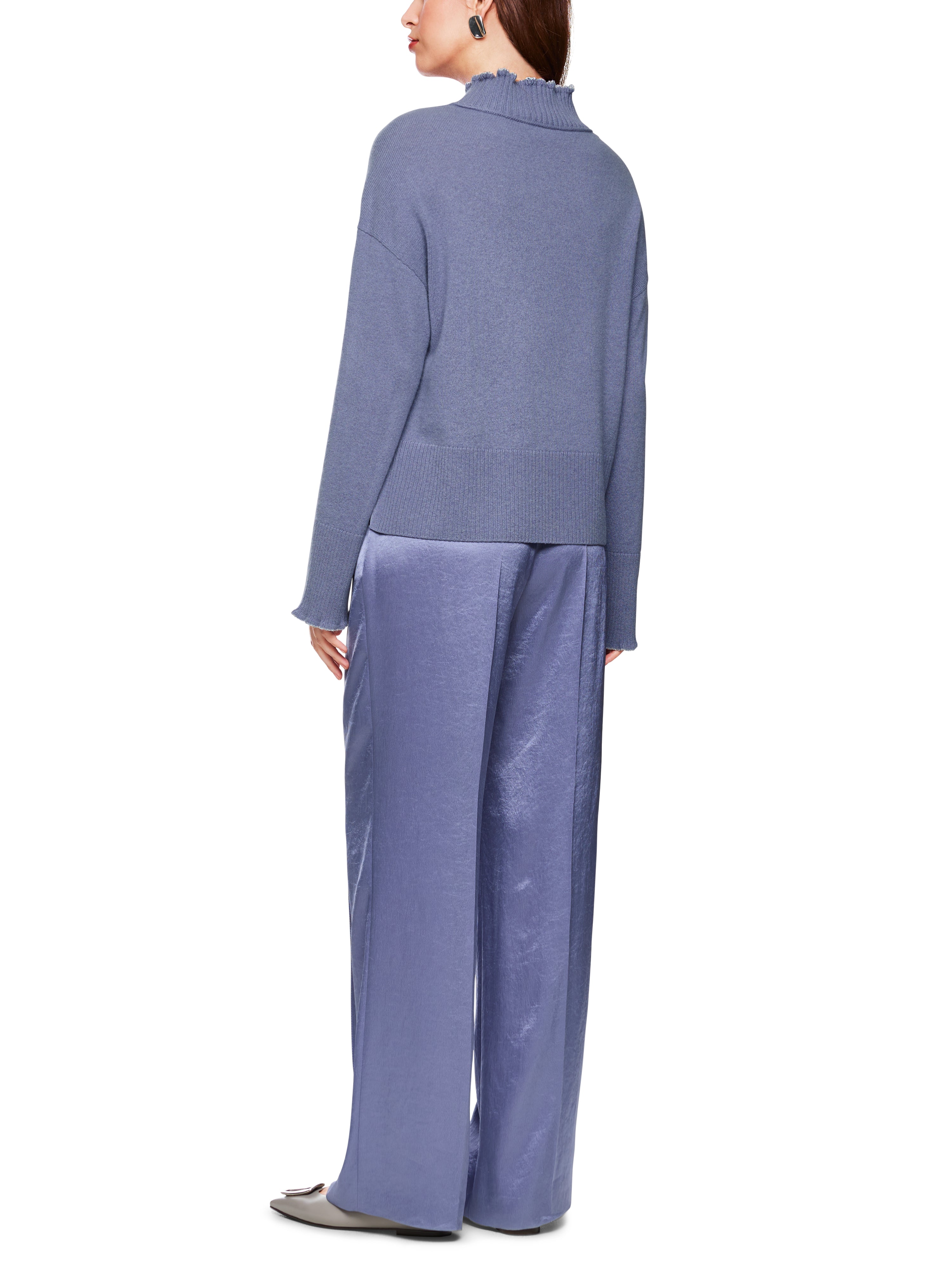 סוודר קשמיר בעל גזרה ישרה עם צווארון גבוה ושרוולי ראגלן בשילוב חוטי לורקס הרכב: 100% קשמירהדוגמנית בגובה 1.79 ולובשת מידה 3 של מארק קיין