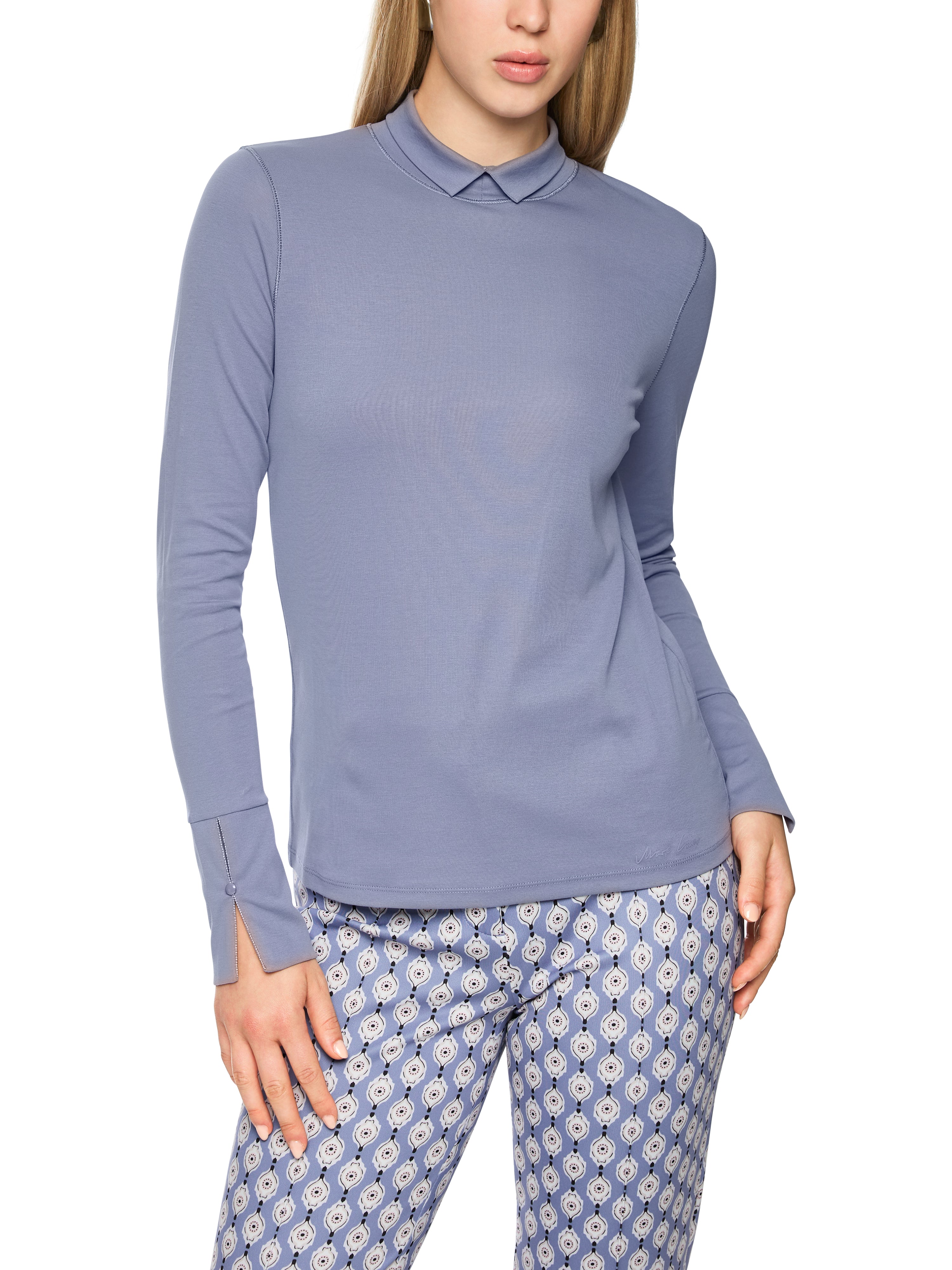 חולצת גולף בגזרה צמודה עם שרוולים ארוכיםהרכב: 95% כותנה, 5% אלסטןהדוגמנית בגובה 1.79 ולובשת מידה 3 של מארק קיין