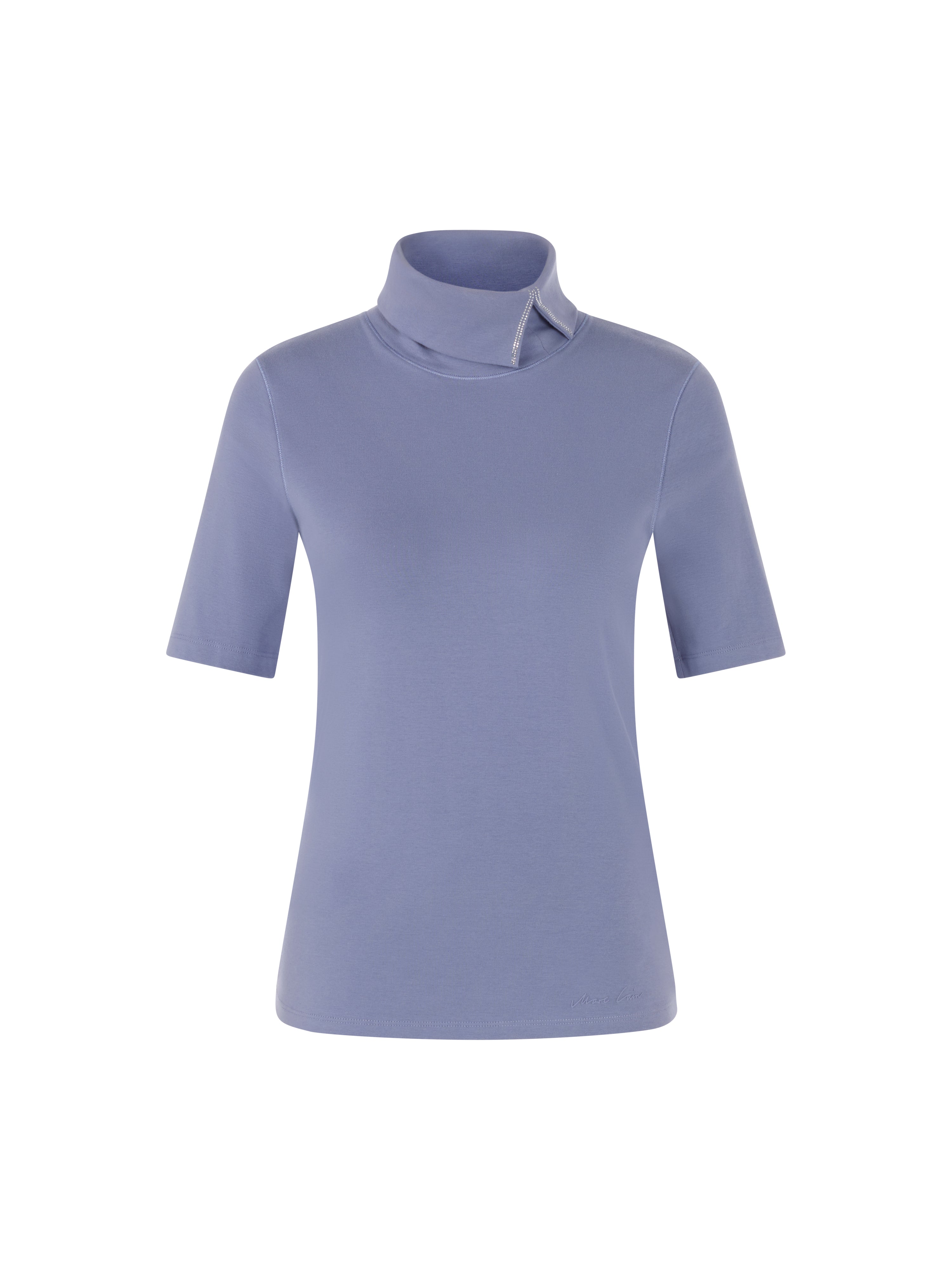 חולצת טי בגזרה צמודה עם צווארון גולףהרכב: 92% כותנה, 8% אלסטןהדוגמנית בגובה 1.79 ולובשת מידה 3 של מארק קיין