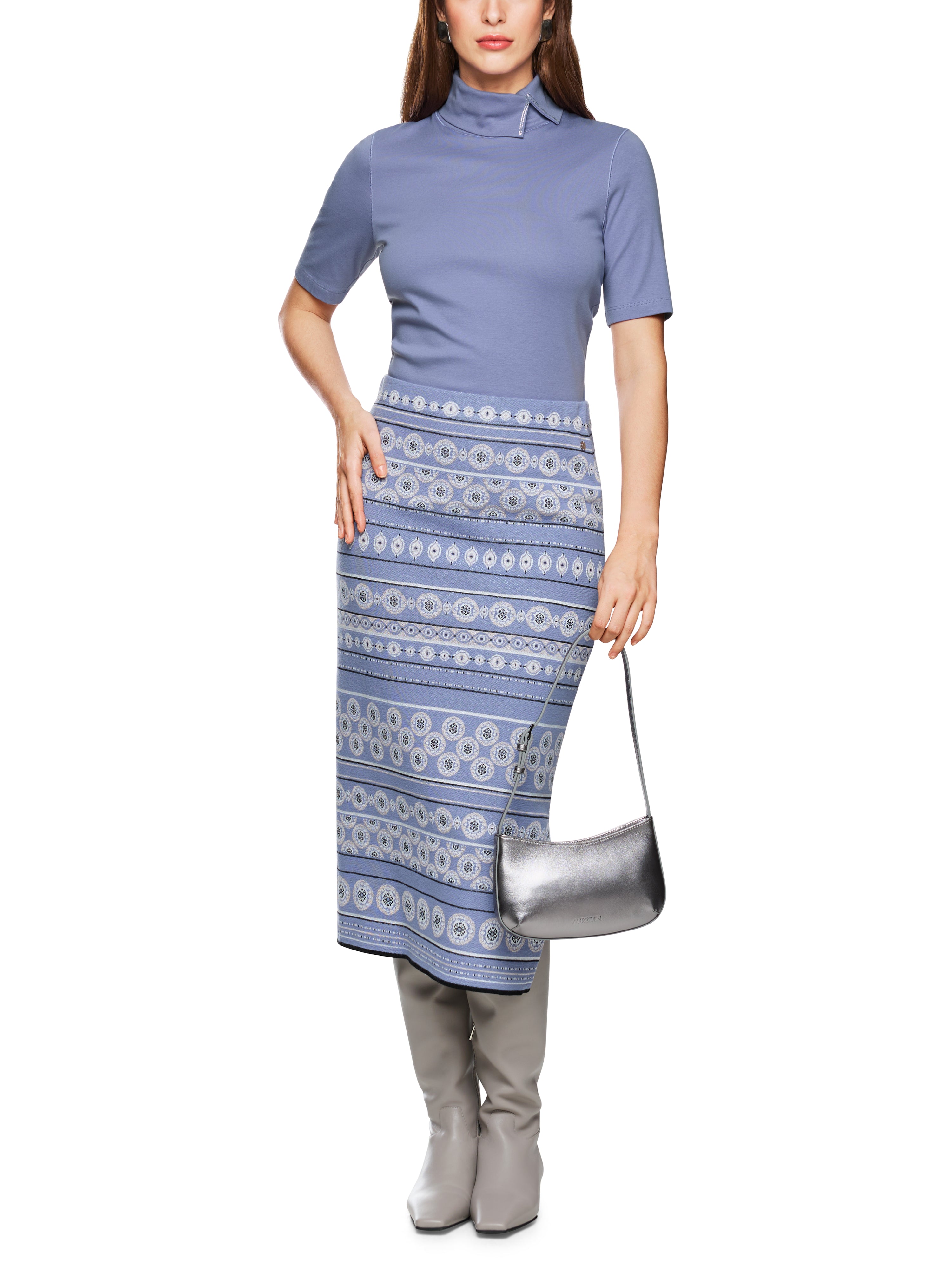 חולצת טי בגזרה צמודה עם צווארון גולףהרכב: 92% כותנה, 8% אלסטןהדוגמנית בגובה 1.79 ולובשת מידה 3 של מארק קיין