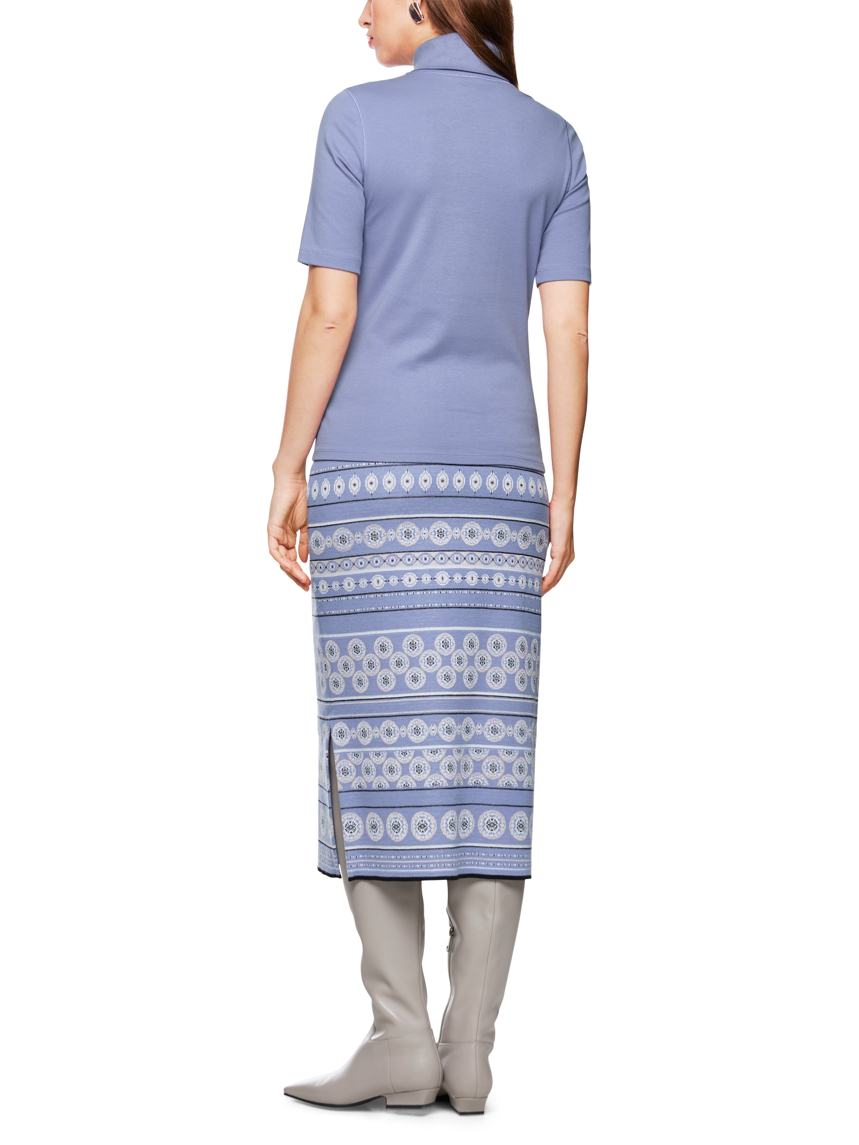 חולצת טי בגזרה צמודה עם צווארון גולףהרכב: 92% כותנה, 8% אלסטןהדוגמנית בגובה 1.79 ולובשת מידה 3 של מארק קיין