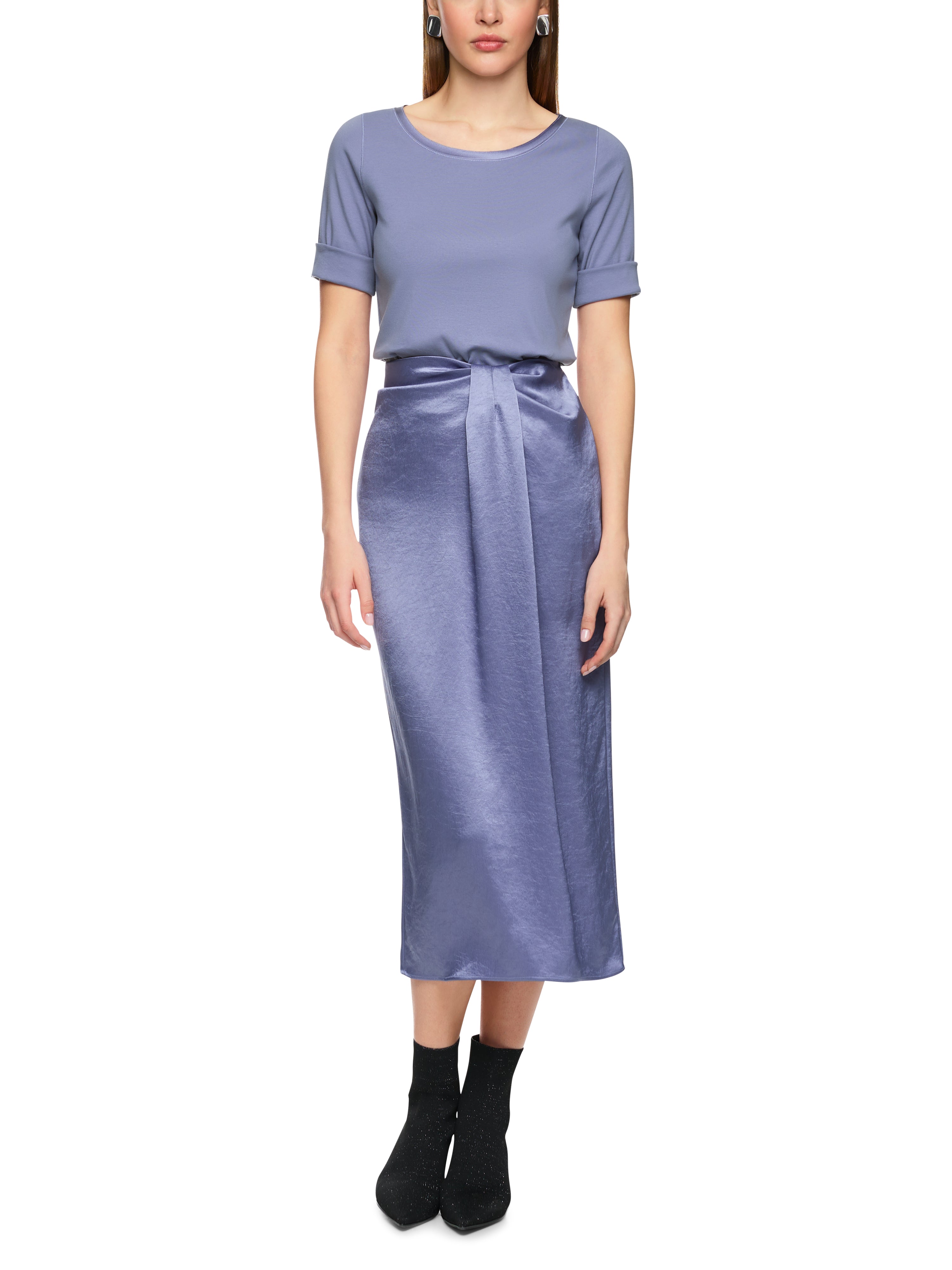 חולצת טי גזרה צמודה עם שרוולים מקופליםהרכב: 92% כותנה, 8% אלסטןהדוגמנית בגובה 1.79 ולובשת מידה 3 של מארק קיין