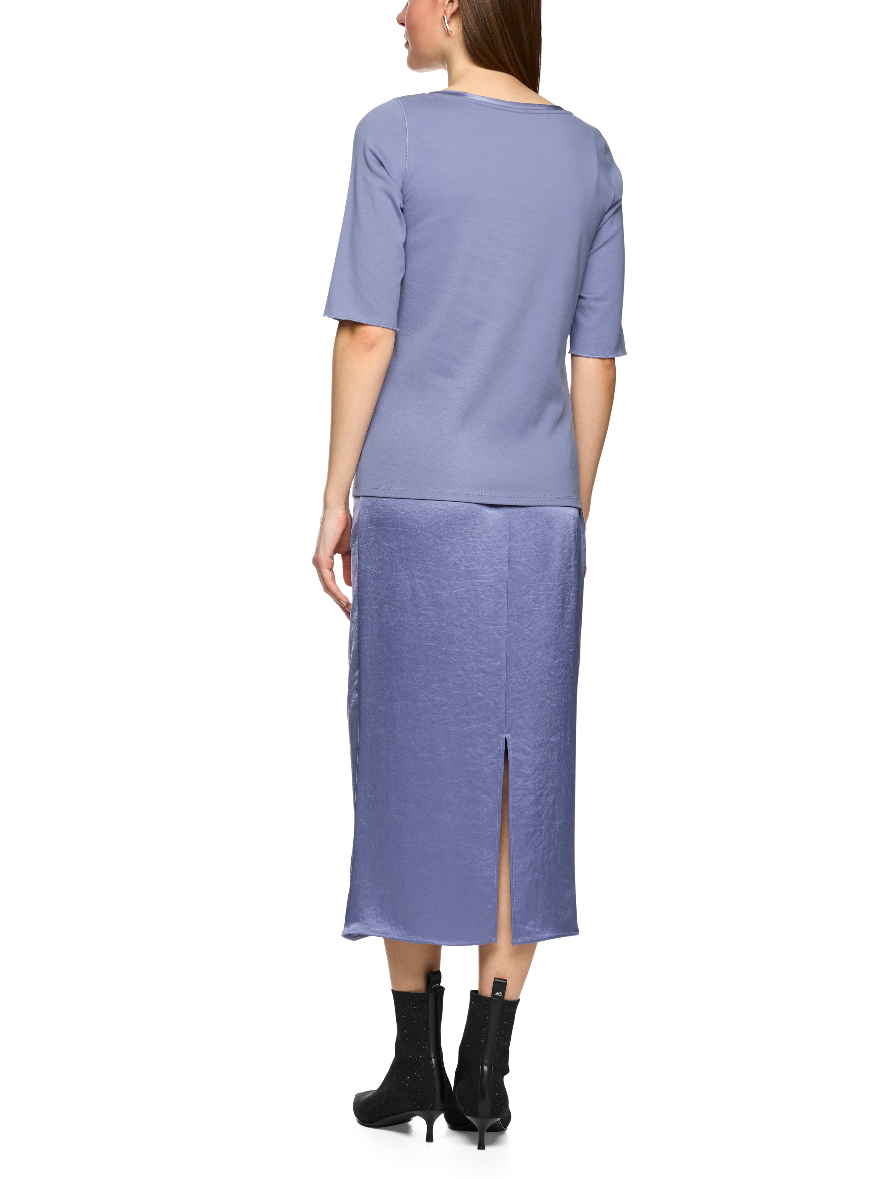 חולצת טי גזרה צמודה עם שרוולים מקופליםהרכב: 92% כותנה, 8% אלסטןהדוגמנית בגובה 1.79 ולובשת מידה 3 של מארק קיין