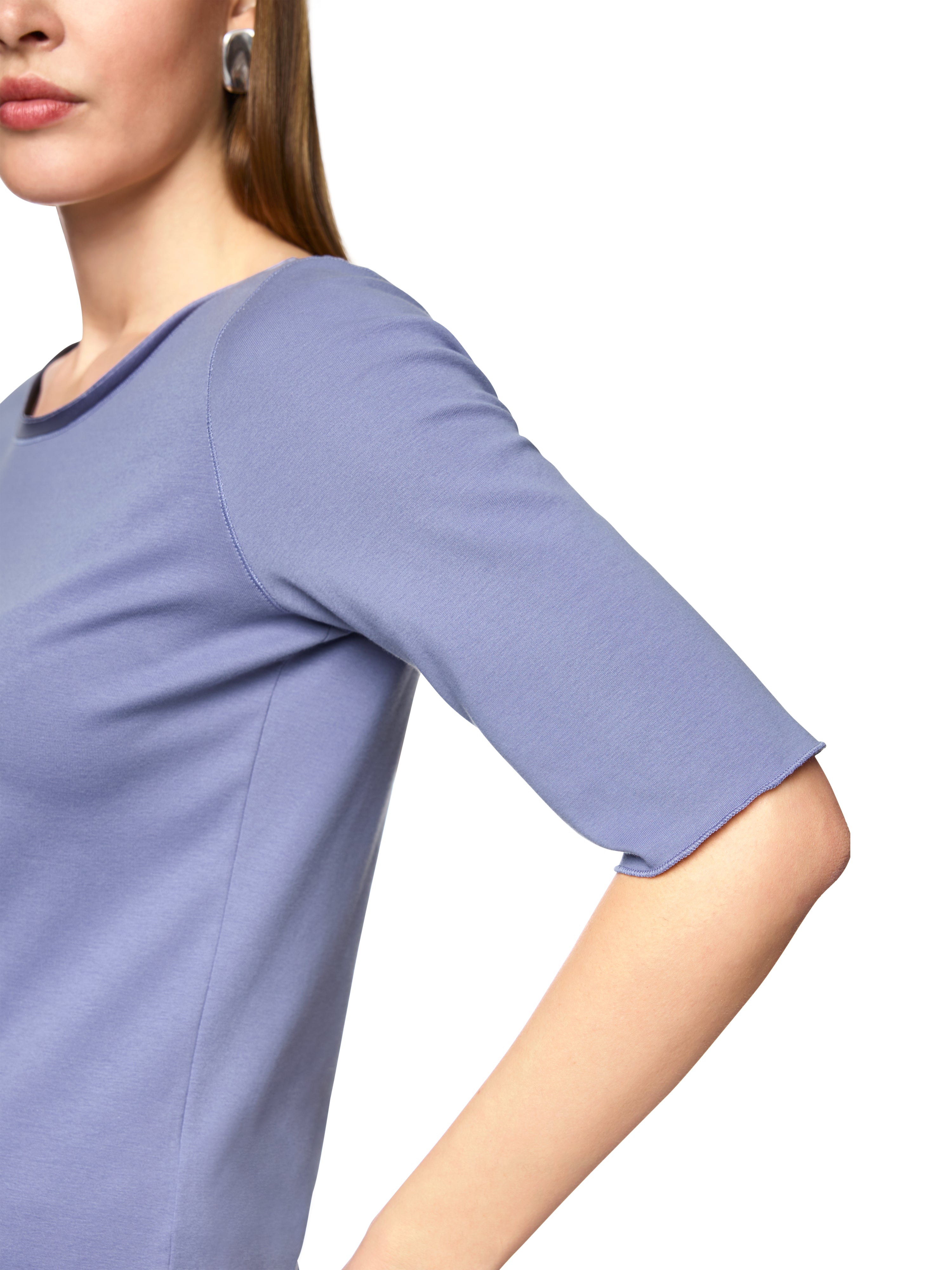 חולצת טי גזרה צמודה עם שרוולים מקופליםהרכב: 92% כותנה, 8% אלסטןהדוגמנית בגובה 1.79 ולובשת מידה 3 של מארק קיין