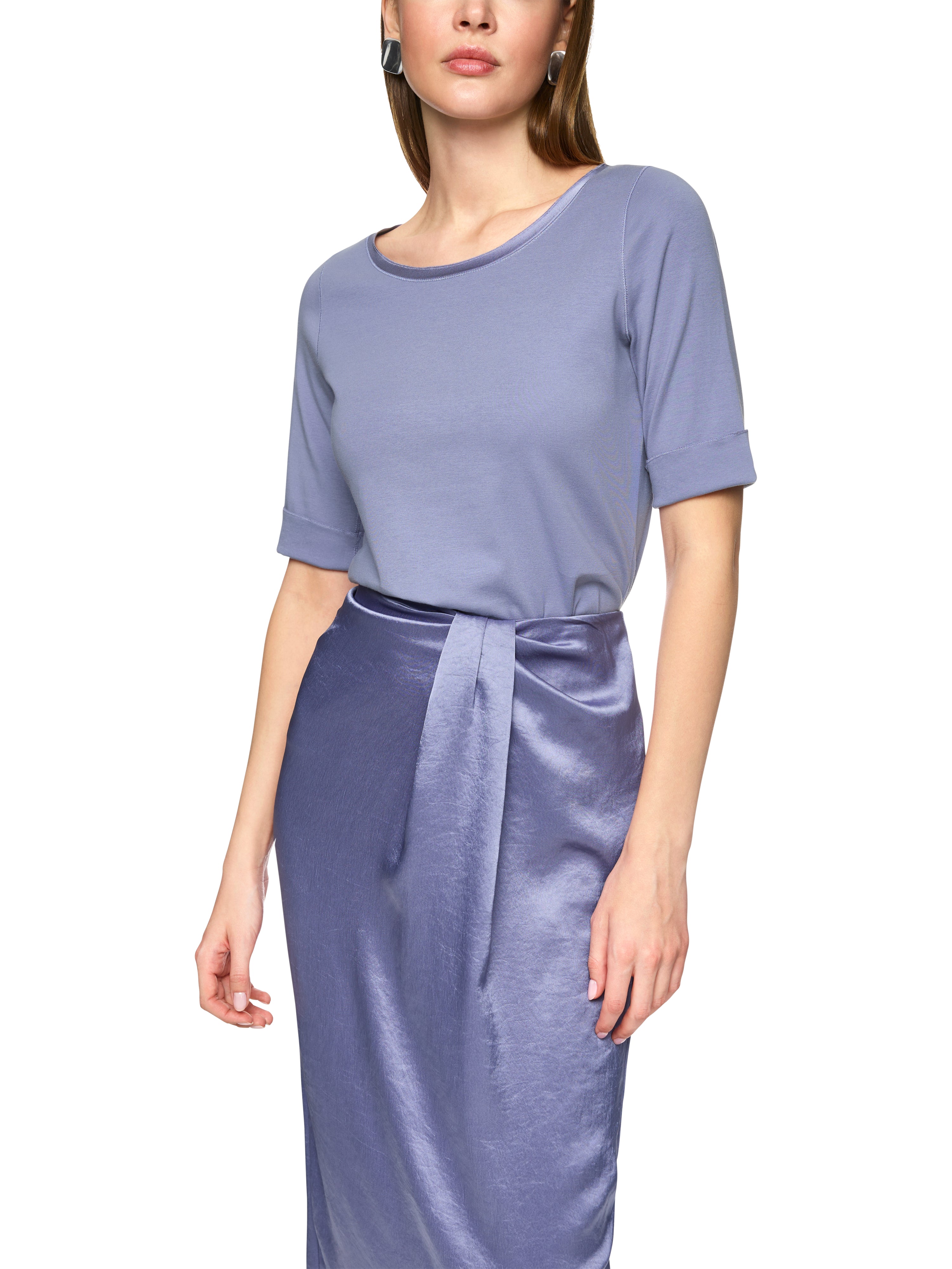 חולצת טי גזרה צמודה עם שרוולים מקופליםהרכב: 92% כותנה, 8% אלסטןהדוגמנית בגובה 1.79 ולובשת מידה 3 של מארק קיין