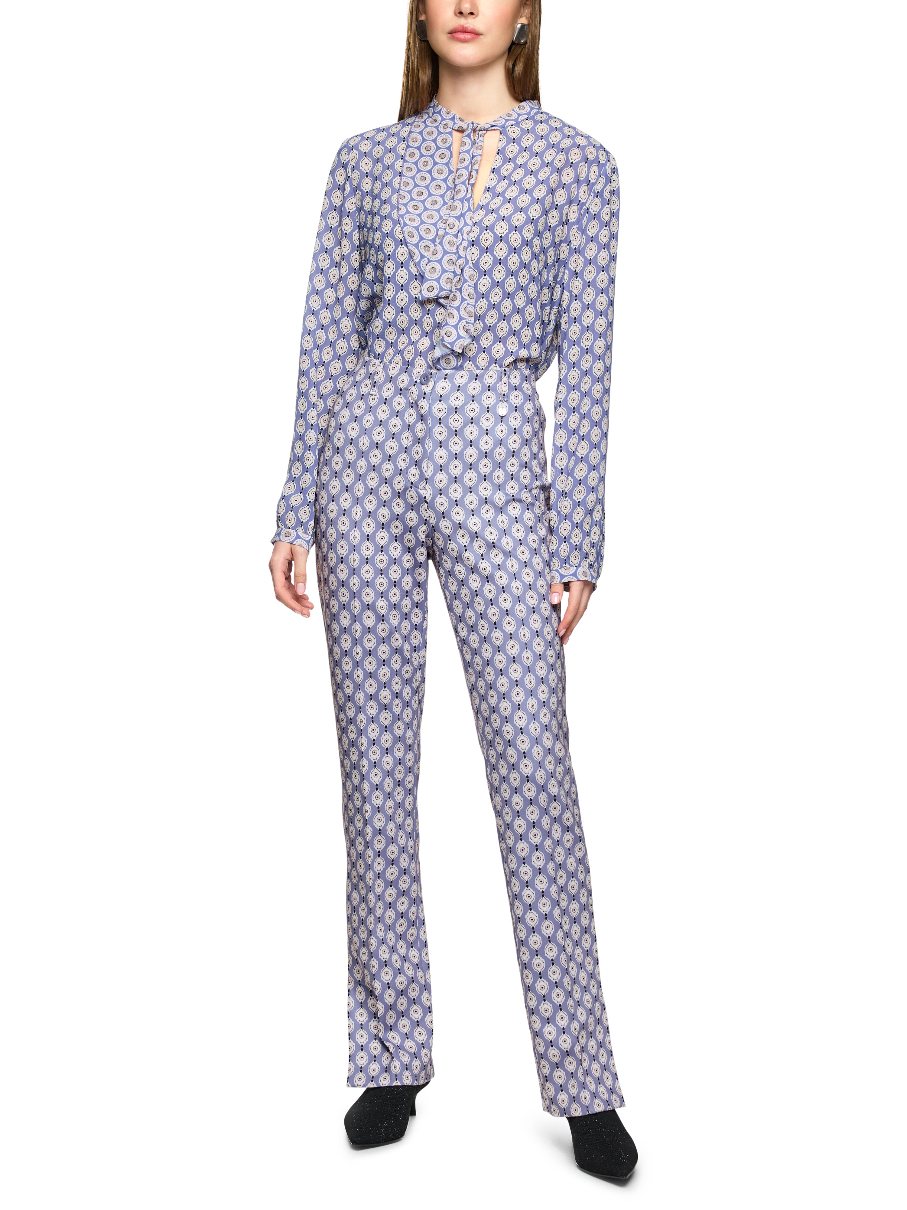 מכנסיים עשויים בד סקובה נמתח בזגרה צמודה עם גומי במותן ורוכסןהרכב: 87% פוליאסטר, 13% אלסטןהדוגמנית בגובה 1.79 ולובשת מידה 3 של מארק קיין