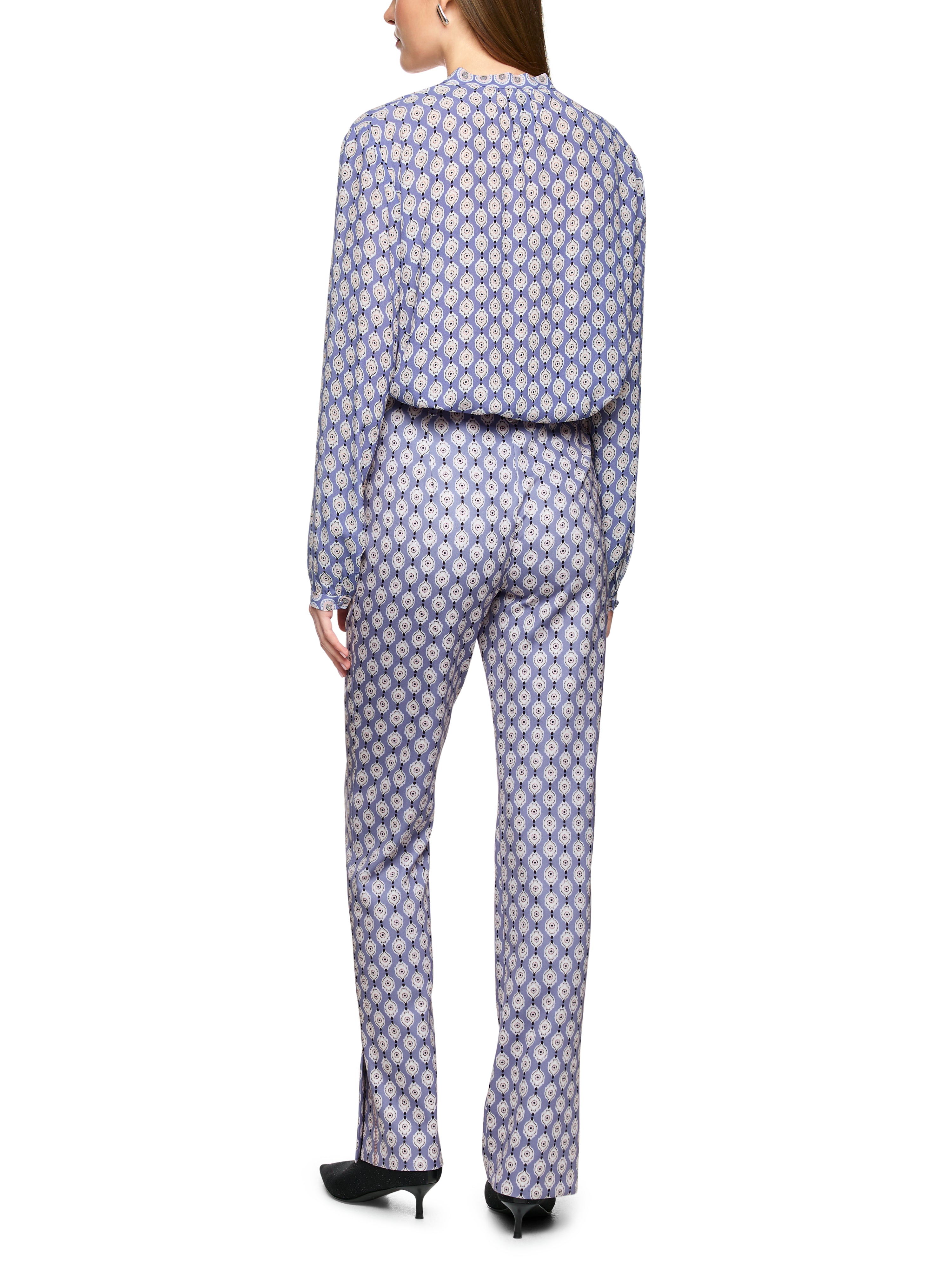 מכנסיים עשויים בד סקובה נמתח בזגרה צמודה עם גומי במותן ורוכסןהרכב: 87% פוליאסטר, 13% אלסטןהדוגמנית בגובה 1.79 ולובשת מידה 3 של מארק קיין