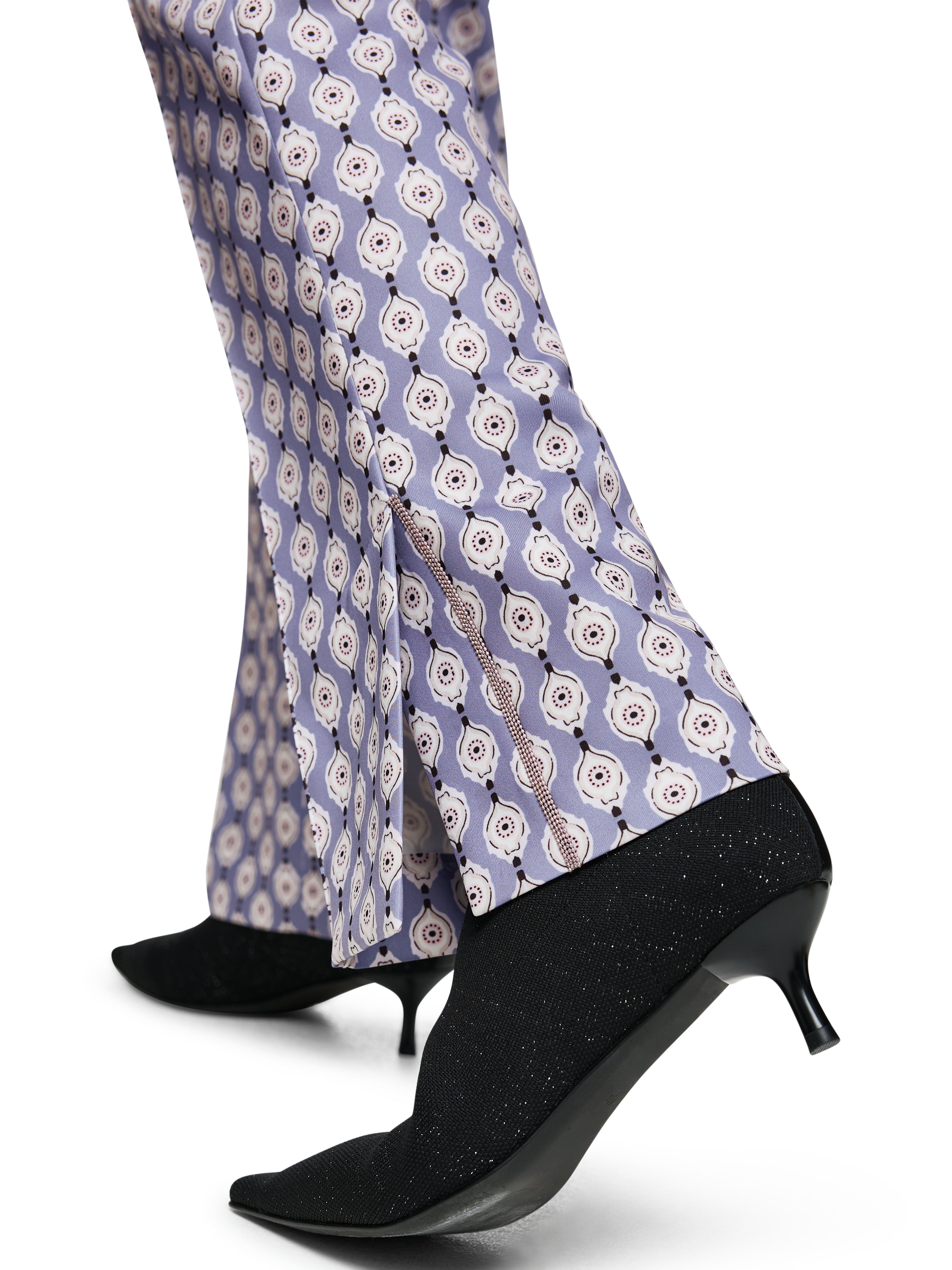 מכנסיים עשויים בד סקובה נמתח בזגרה צמודה עם גומי במותן ורוכסןהרכב: 87% פוליאסטר, 13% אלסטןהדוגמנית בגובה 1.79 ולובשת מידה 3 של מארק קיין