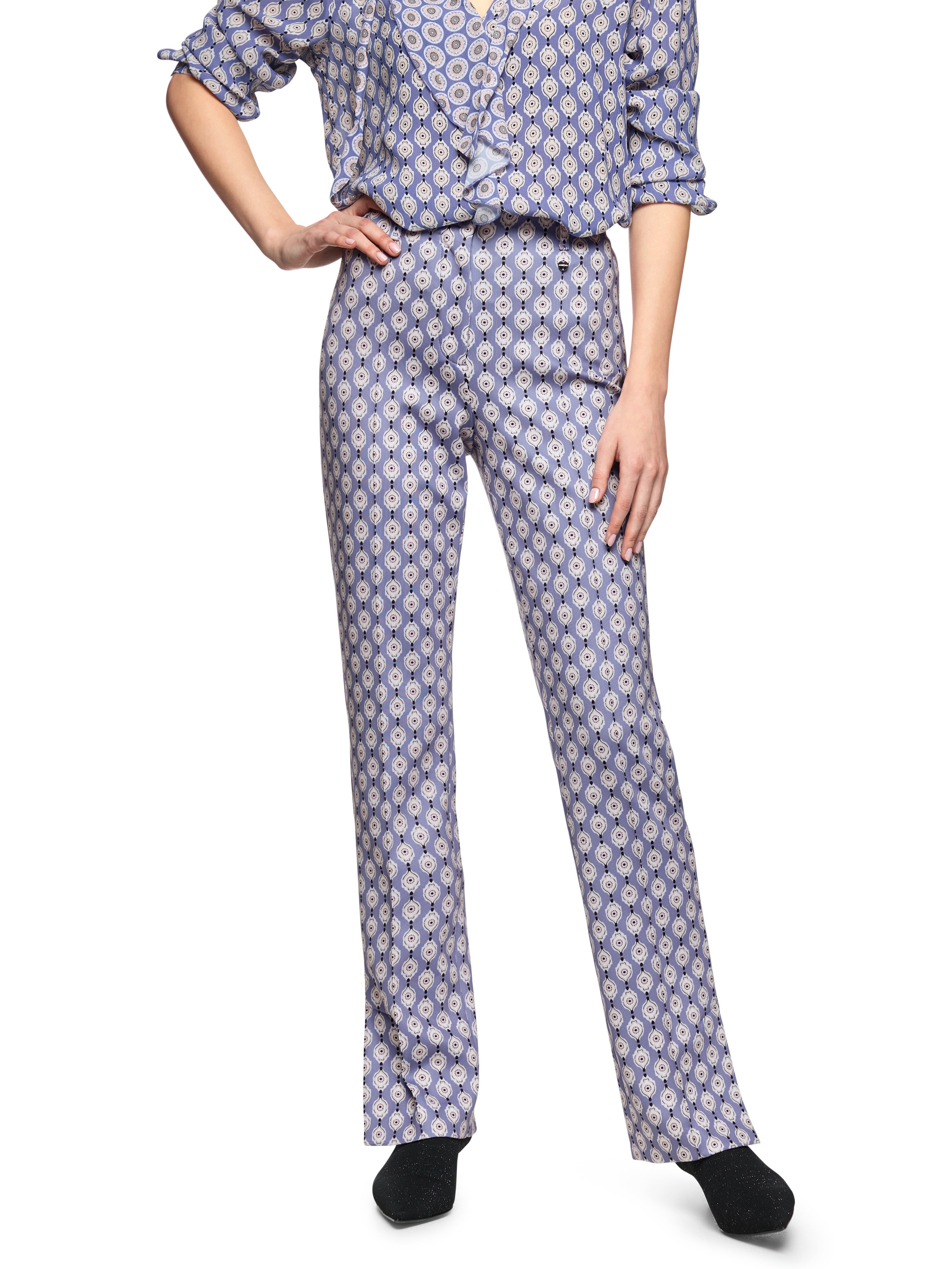 מכנסיים עשויים בד סקובה נמתח בזגרה צמודה עם גומי במותן ורוכסןהרכב: 87% פוליאסטר, 13% אלסטןהדוגמנית בגובה 1.79 ולובשת מידה 3 של מארק קיין