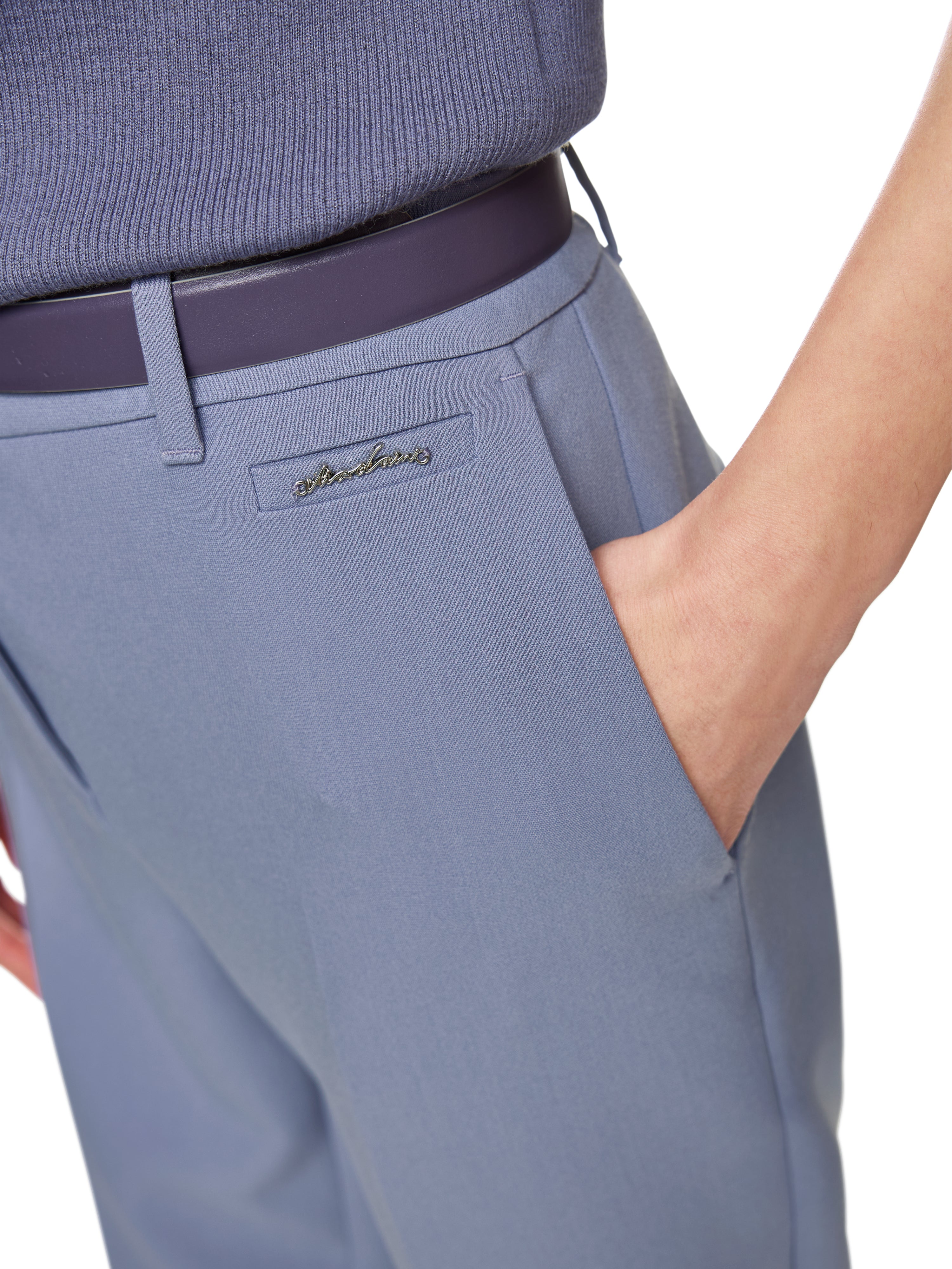 מכנסיים בגזרה ישרה מותן גבוה עם סגירת רוכסן וכפתורהרכב: 40% פוליאסטר, 31% פוליאסטר, 22% ויסקוזה, 7% אלסטןהדוגמנית בגובה 1.79 ולובשת מידה 3 של מארק קיין