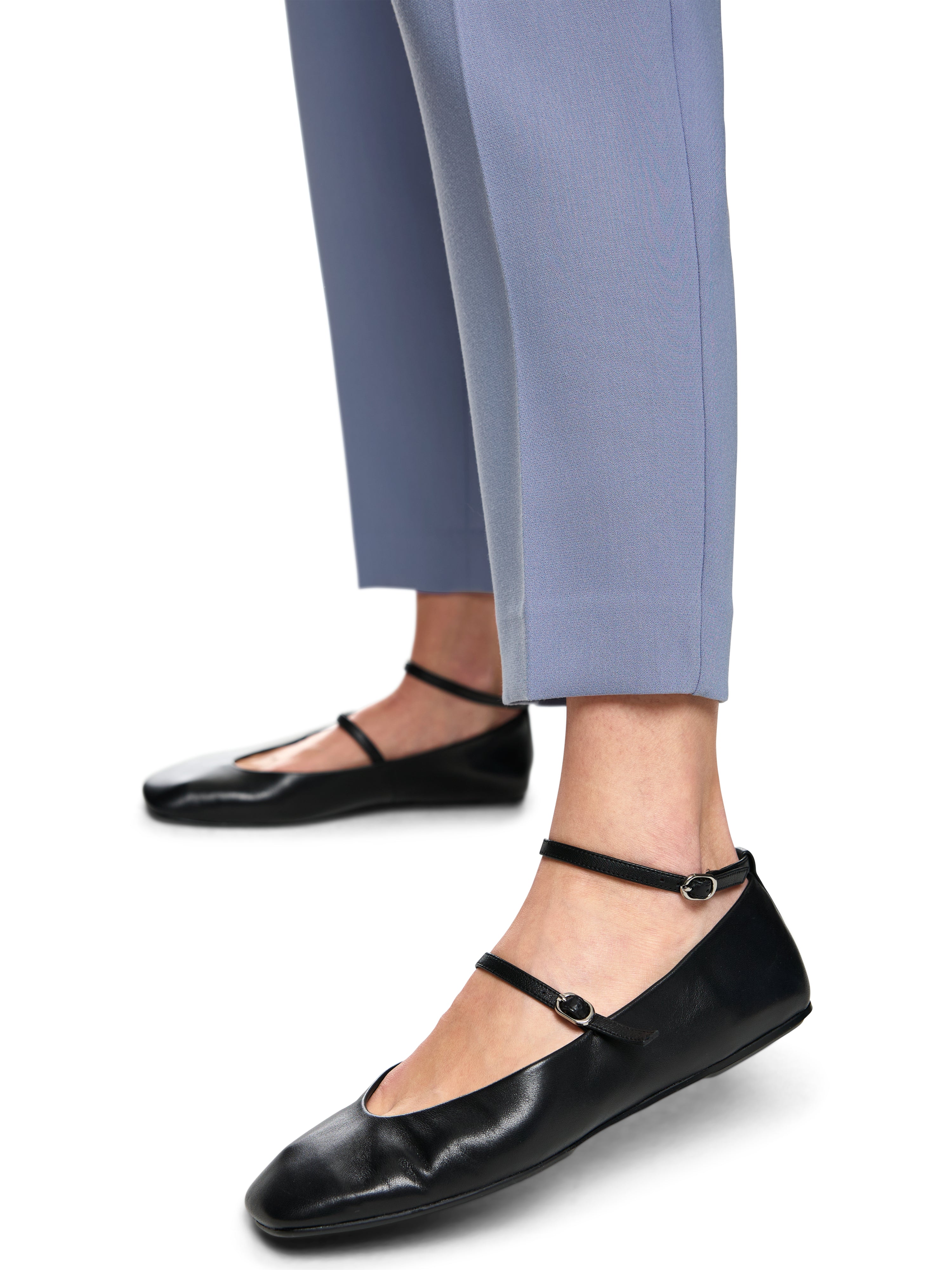 מכנסיים בגזרה ישרה מותן גבוה עם סגירת רוכסן וכפתורהרכב: 40% פוליאסטר, 31% פוליאסטר, 22% ויסקוזה, 7% אלסטןהדוגמנית בגובה 1.79 ולובשת מידה 3 של מארק קיין