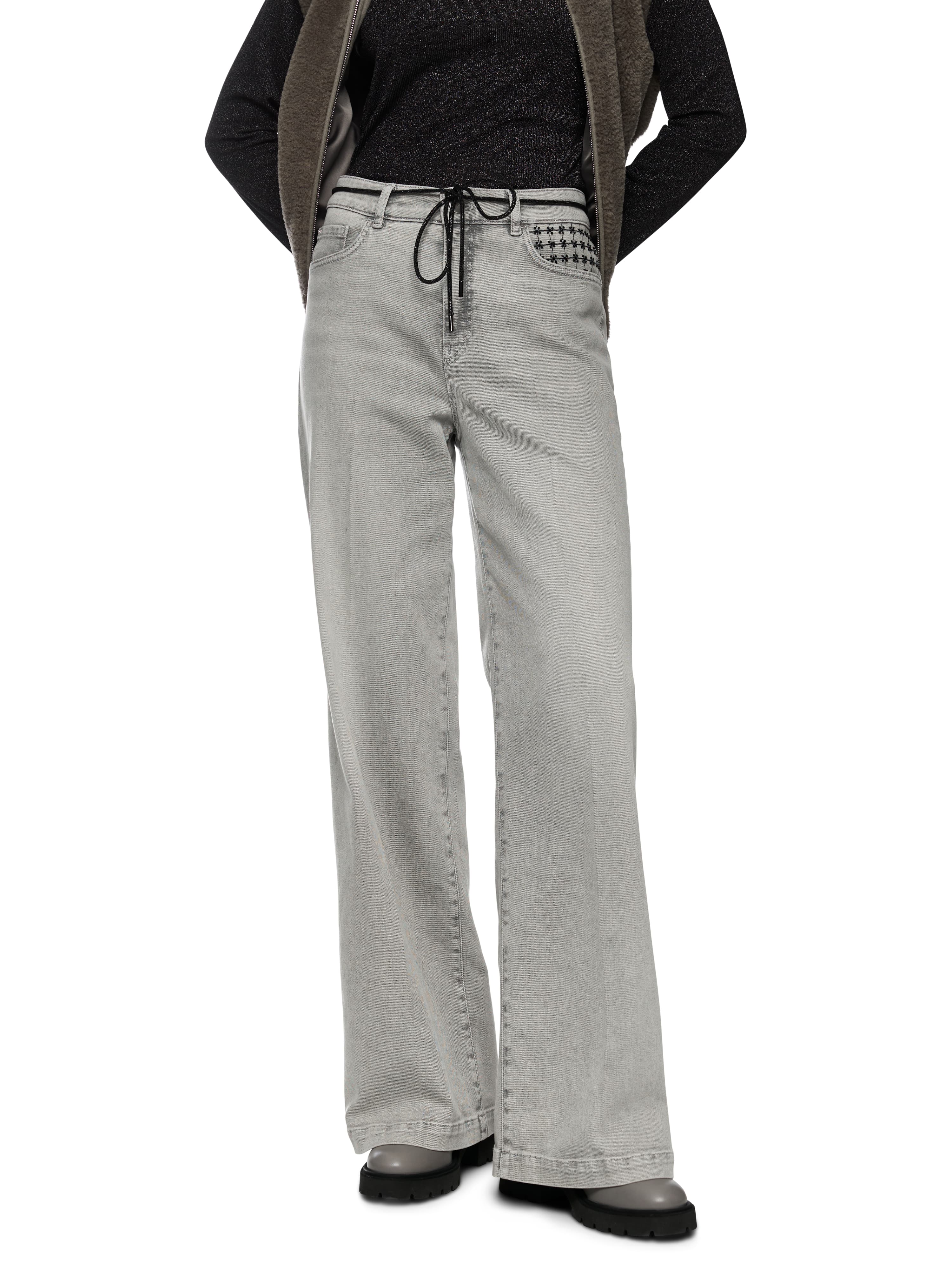 ג’ינס רחב עם מותן גבוה רקום בעיטור פרחים עדין על הכיסכולל שרוך קישוטי במותןהרכב בד: 98% כותנה, 2% אלסטןהדוגמנית בגובה 1.79 ולובשת מידה 3 של מארק קיין