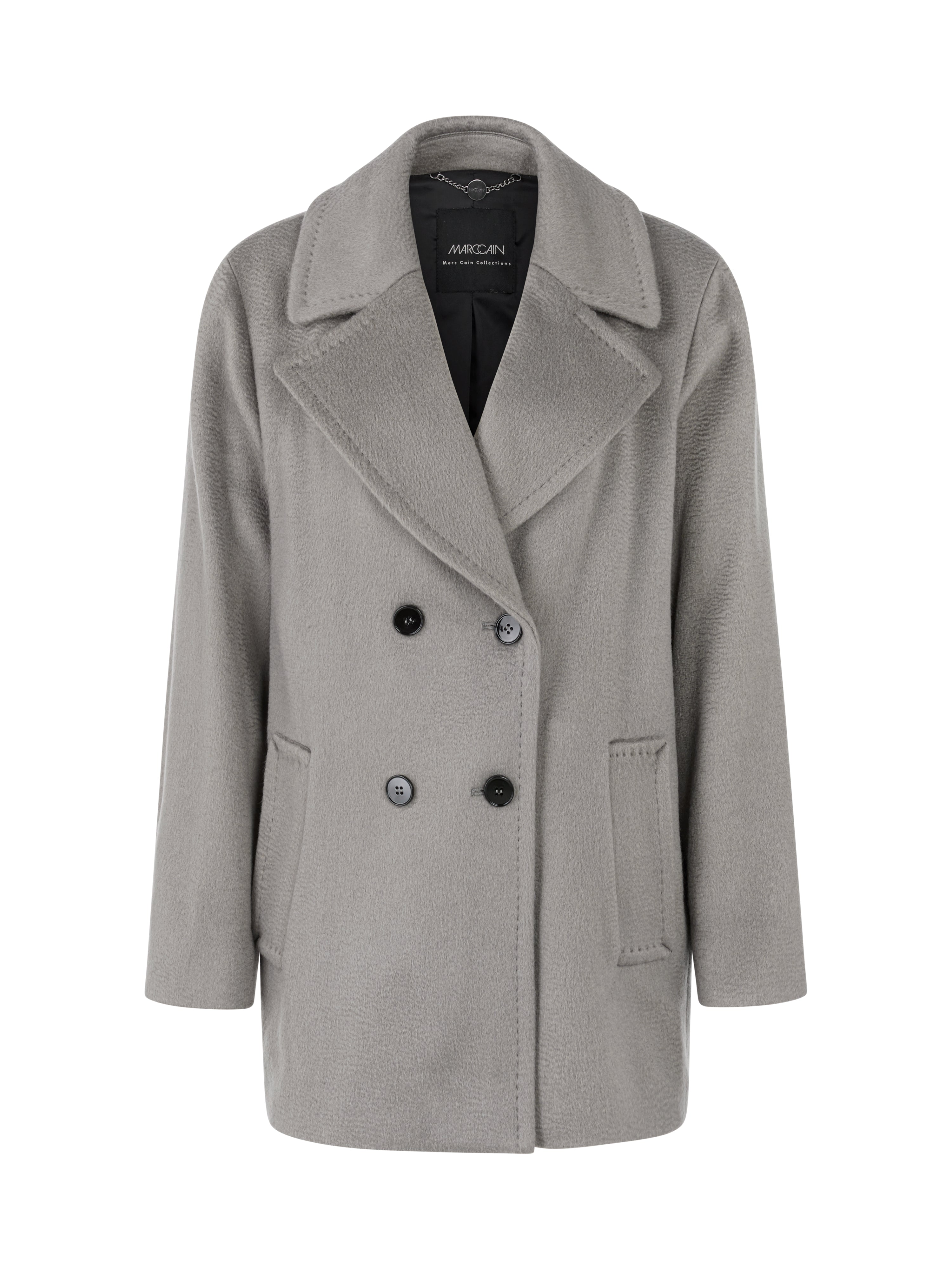 מעיל צמר עם סגירה כפולה וכיסים צדדייםצווארון רחב וגזרה מעט תפוחה בגוון אפור פחםהרכב בד: 50% צמר טהור, 33% מוחר, 17% פוליאמידהדוגמנית בגובה 1.79 ולובשת מידה 3 של מארק קיין