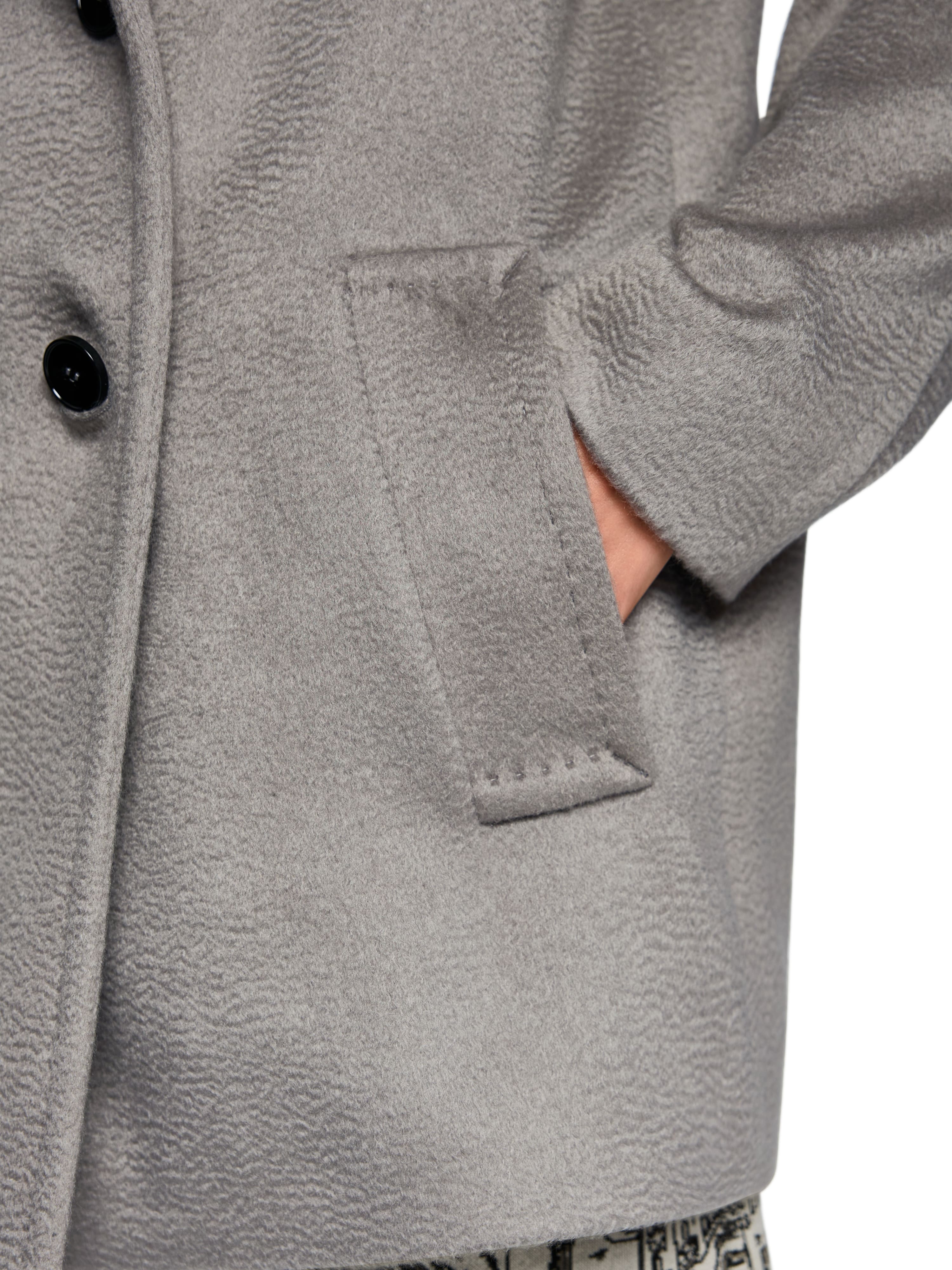 מעיל צמר עם סגירה כפולה וכיסים צדדייםצווארון רחב וגזרה מעט תפוחה בגוון אפור פחםהרכב בד: 50% צמר טהור, 33% מוחר, 17% פוליאמידהדוגמנית בגובה 1.79 ולובשת מידה 3 של מארק קיין