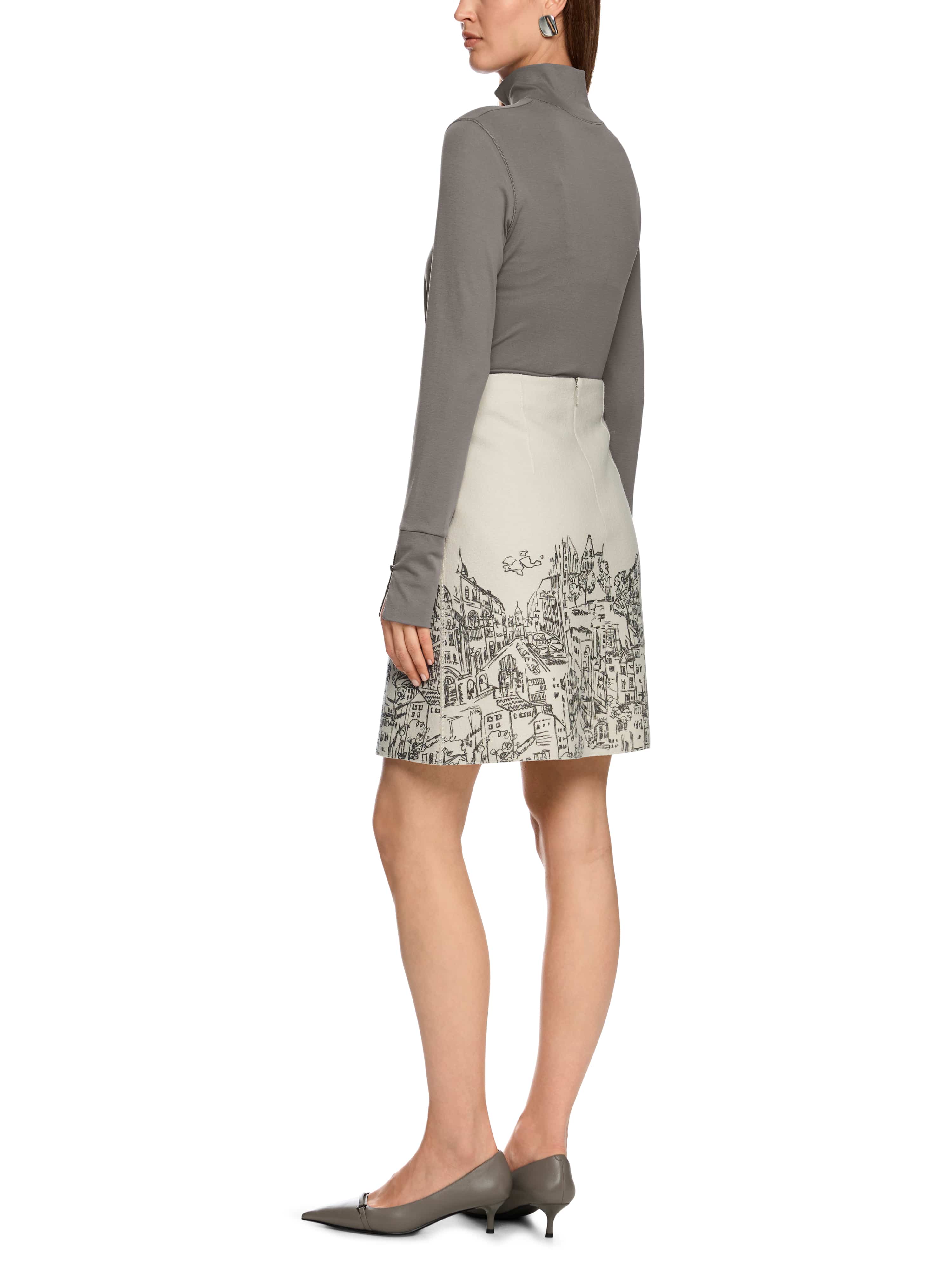 חצאית בגזרה ישרה עם הדפס אורבני ציורי, רוכסן נסתר בגב ורפידה פנימיתעיצוב מינימליסטי ונקיהרכב בד: 100% צמר חדשהדוגמנית בגובה 1.79 ולובשת מידה 3 של מארק קיין