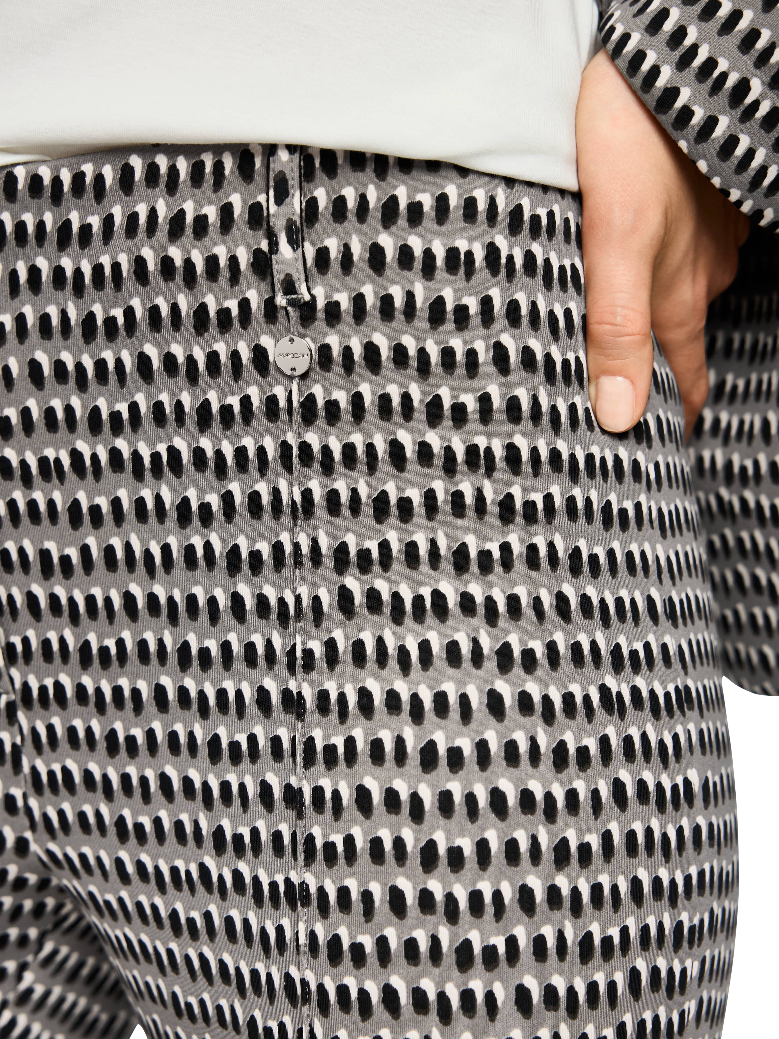 מכנסיים צמודים בגזרת סקיני באורך 7/8 אלסטיים, סגירה עם כפתור ורוכסן, לולאות לחגורה והדפס נקודותהרכב בד: 87% פוליאסטר, 13% אלסטןהדוגמנית בגובה 1.79 ולובשת מידה 3 של מארק קיין