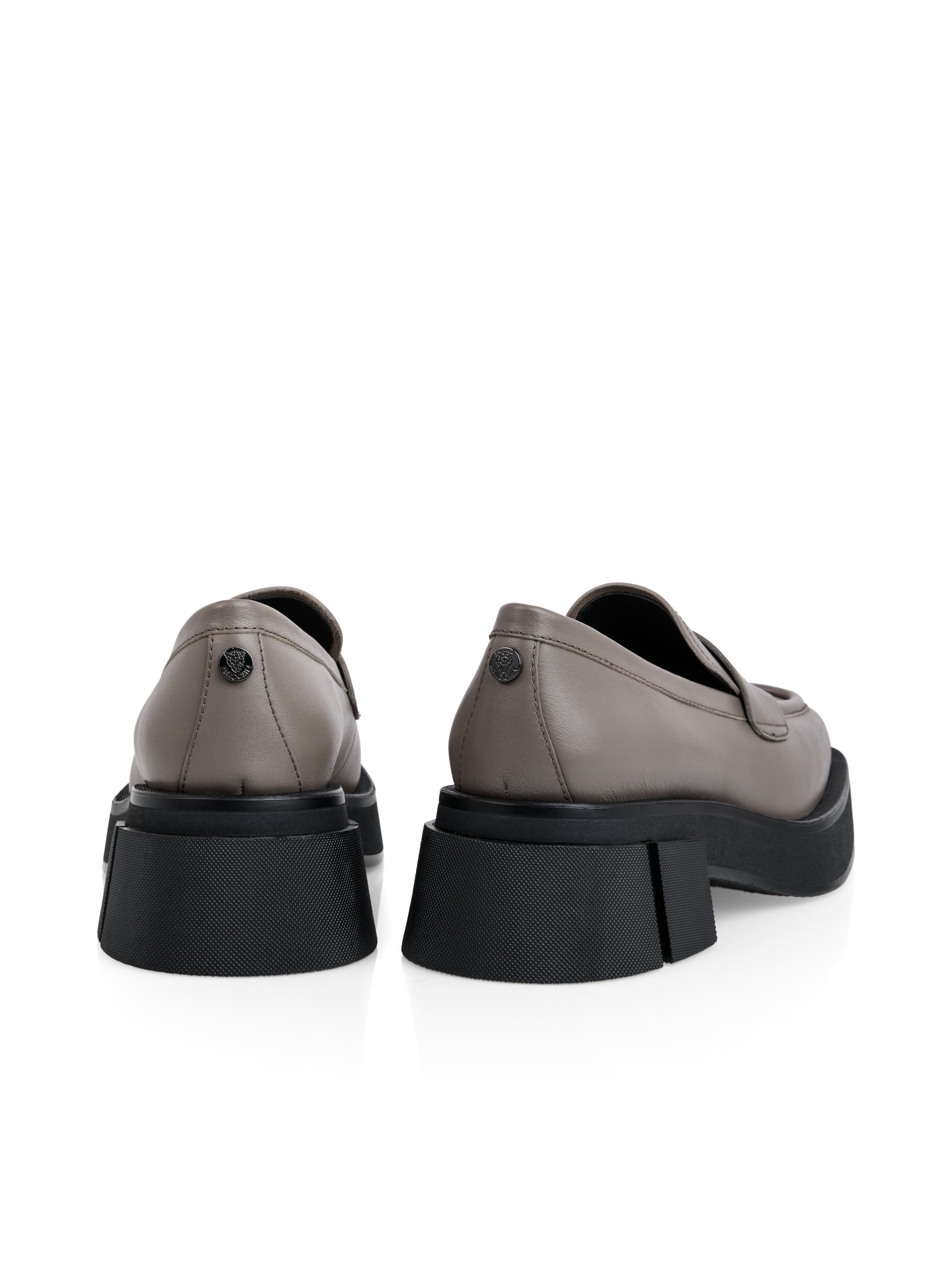 נעליים בעיצוב נמוך מעור איכותי עם סוליה עבה (פלטפורמה נמוכה) לנוחות ויציבותהרכב: 100% עור