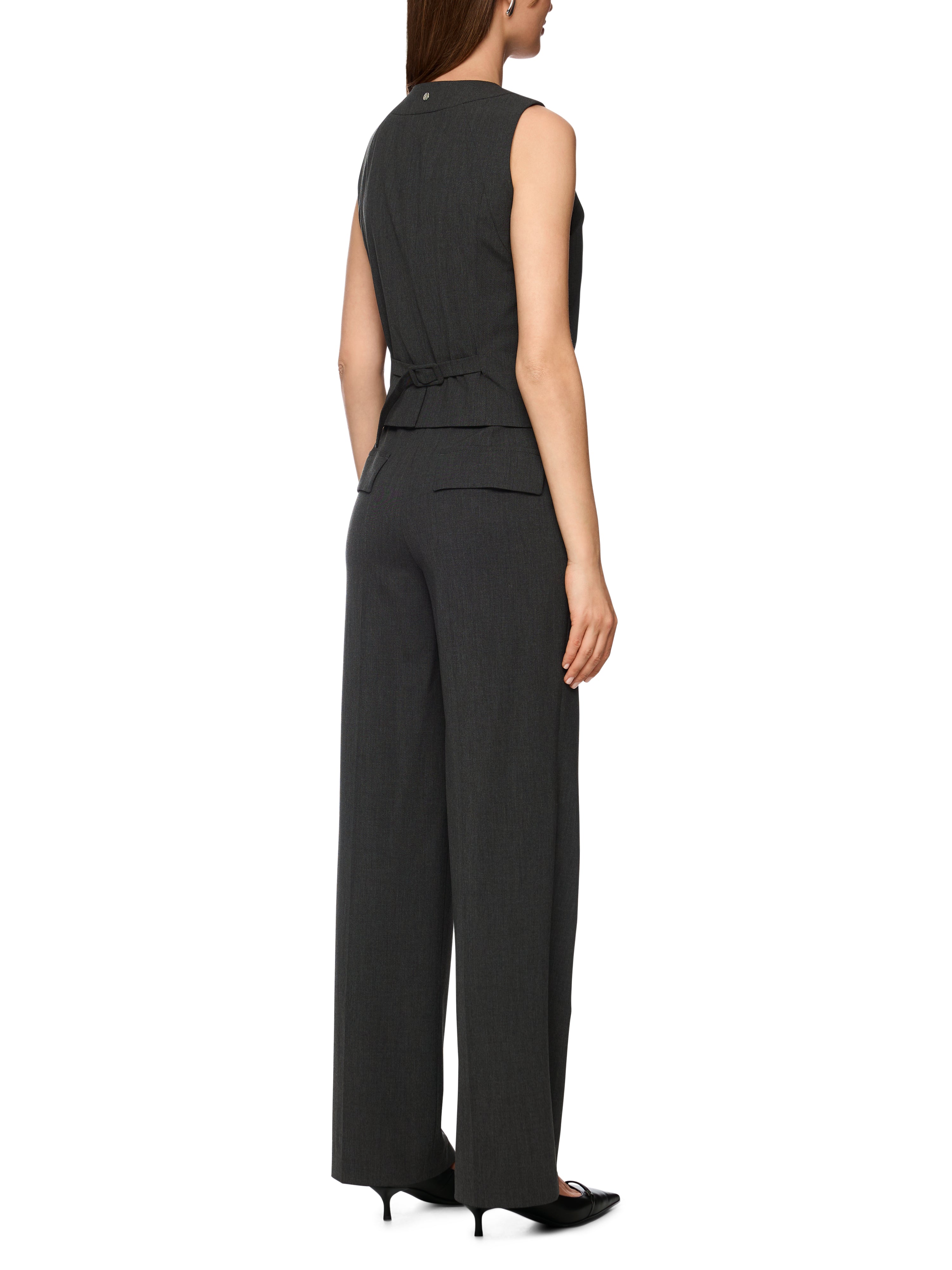 אפוד מחויט כולל מפתח V, כפתורים לכל האורך וחגורה אחורית מתכווננת להתאמה מושלמת למותן, בגוון אפור כהההרכב: 48% ויסקוזה, 48% פוליאסטר (ממוחזר), 4% אלסטןהדוגמנית בגובה 1.79 ולובשת מידה 3 של מארק קיין