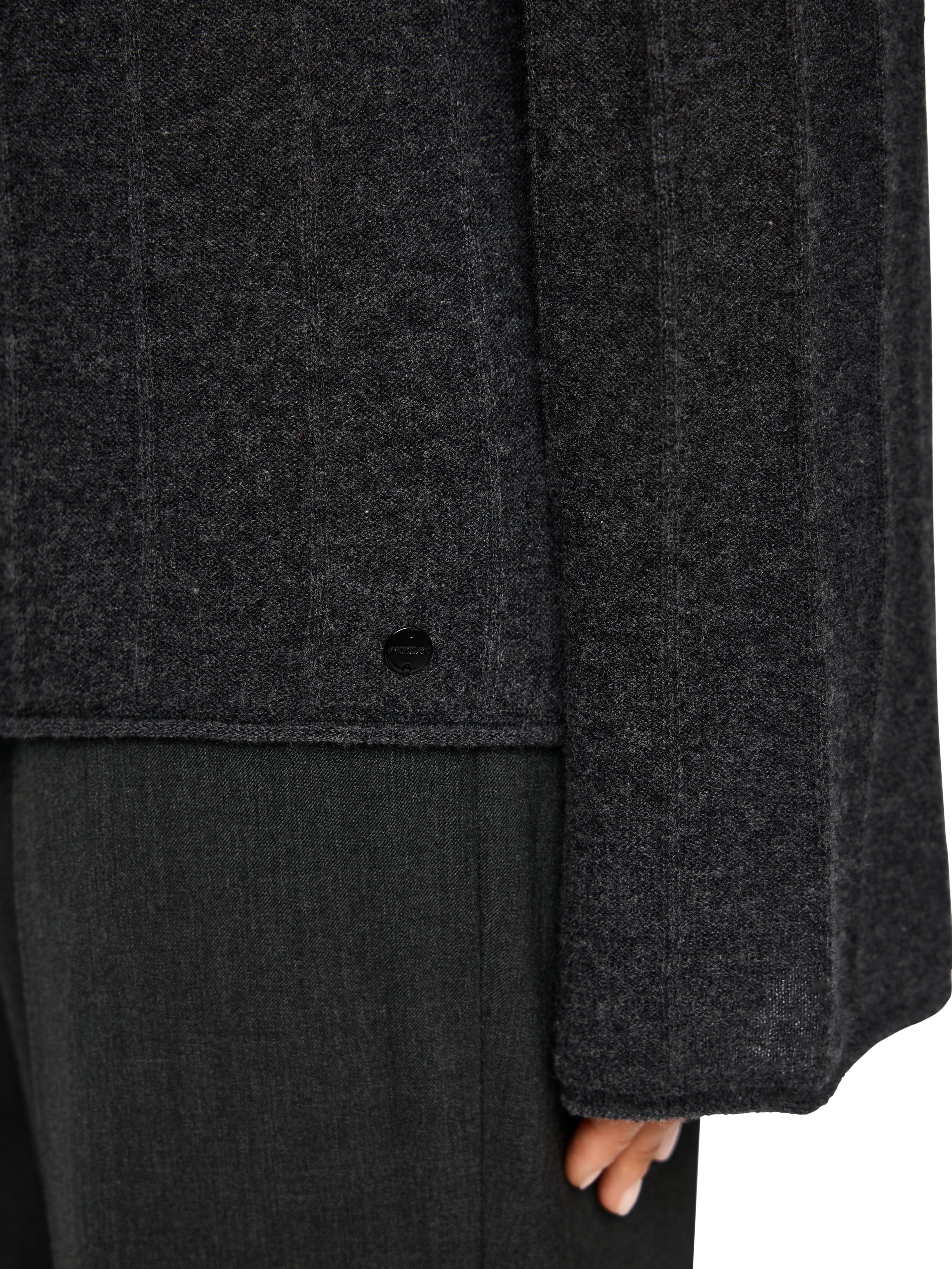 סוודר קשמיר בגוון אפור כהה, עם צווארון עגול ושרוולים ארוכיםהגזרה ישרה ועיצוב נקיהרכב: 100% קשמירהדוגמנית בגובה 1.79 ולובשת מידה 3 של מארק קיין