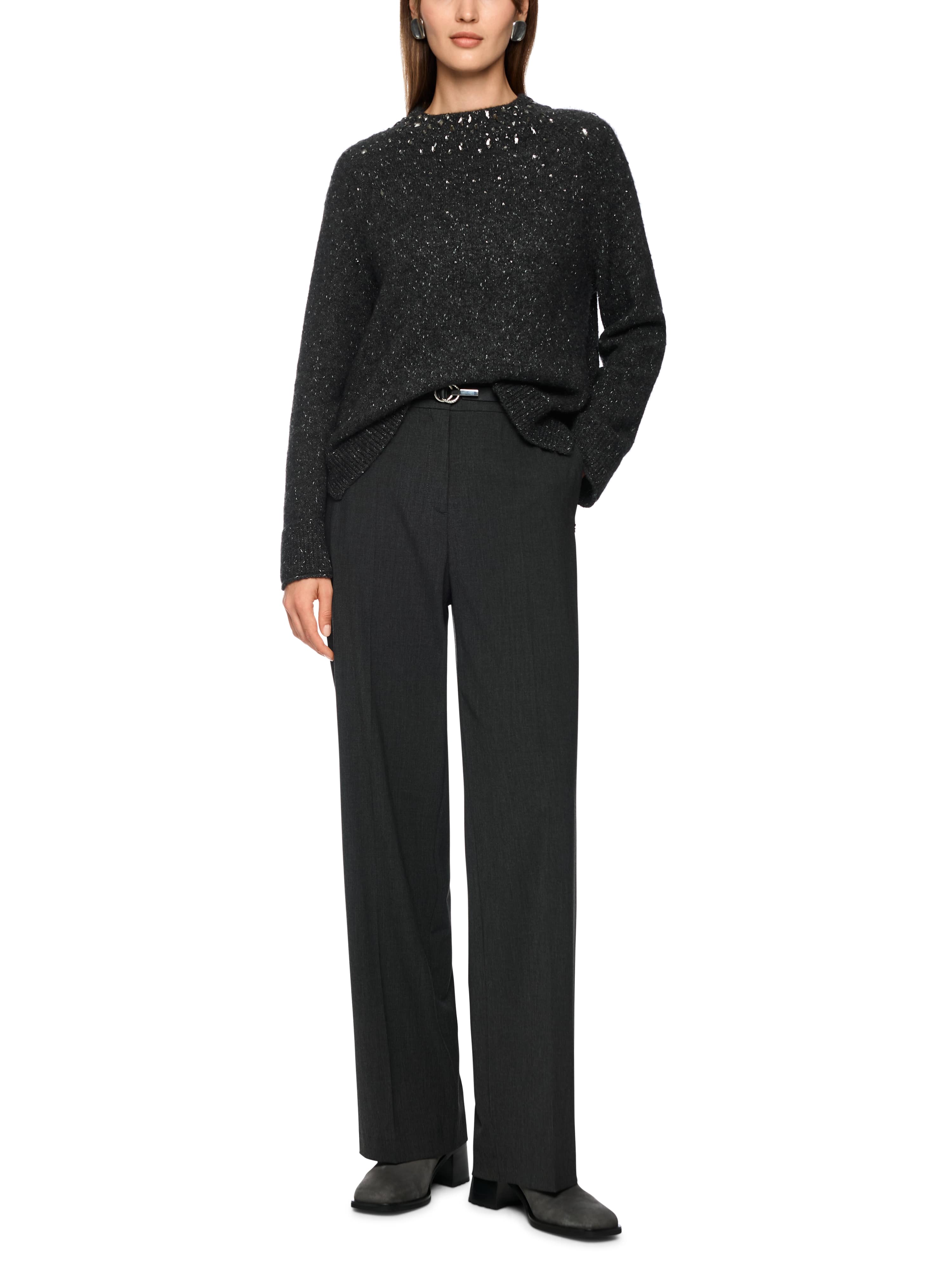 סריג בגוון אפור כהה עם חוטים מבריקים, צווארון גבוה, גזרה רפויה ושרוולים ארוכיםמתאים למראה אלגנטי יומיומי או לאירועים מיוחדיםהרכב בד: 32% פוליאמיד, 27% צמר אלפקה, 27% צמר חדש, 9% פוליאסטר, 5% סיב מתכתיהדוגמנית בגובה 1.79 ולובשת מידה 3 של מארק קיין