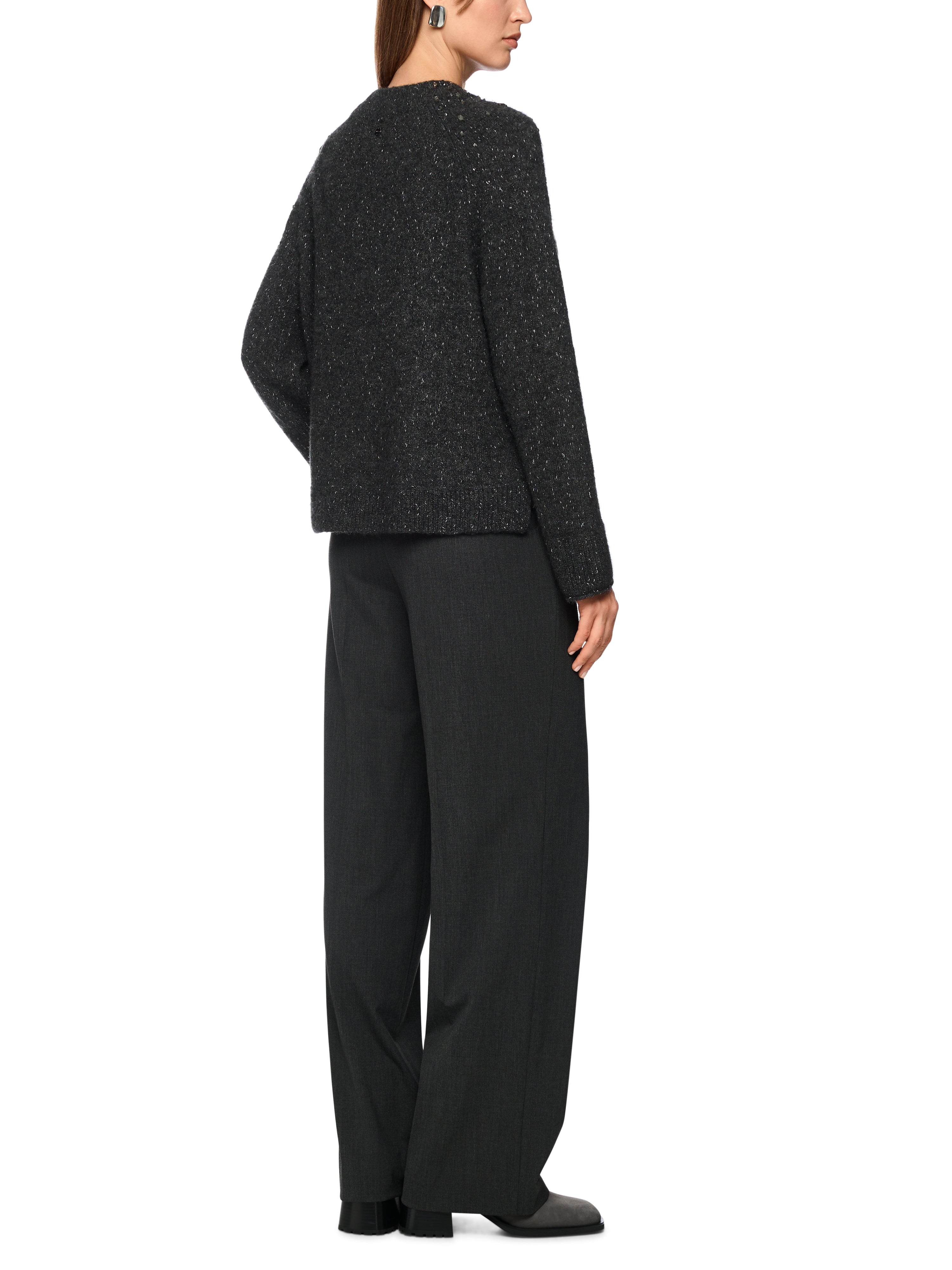 סריג בגוון אפור כהה עם חוטים מבריקים, צווארון גבוה, גזרה רפויה ושרוולים ארוכיםמתאים למראה אלגנטי יומיומי או לאירועים מיוחדיםהרכב בד: 32% פוליאמיד, 27% צמר אלפקה, 27% צמר חדש, 9% פוליאסטר, 5% סיב מתכתיהדוגמנית בגובה 1.79 ולובשת מידה 3 של מארק קיין