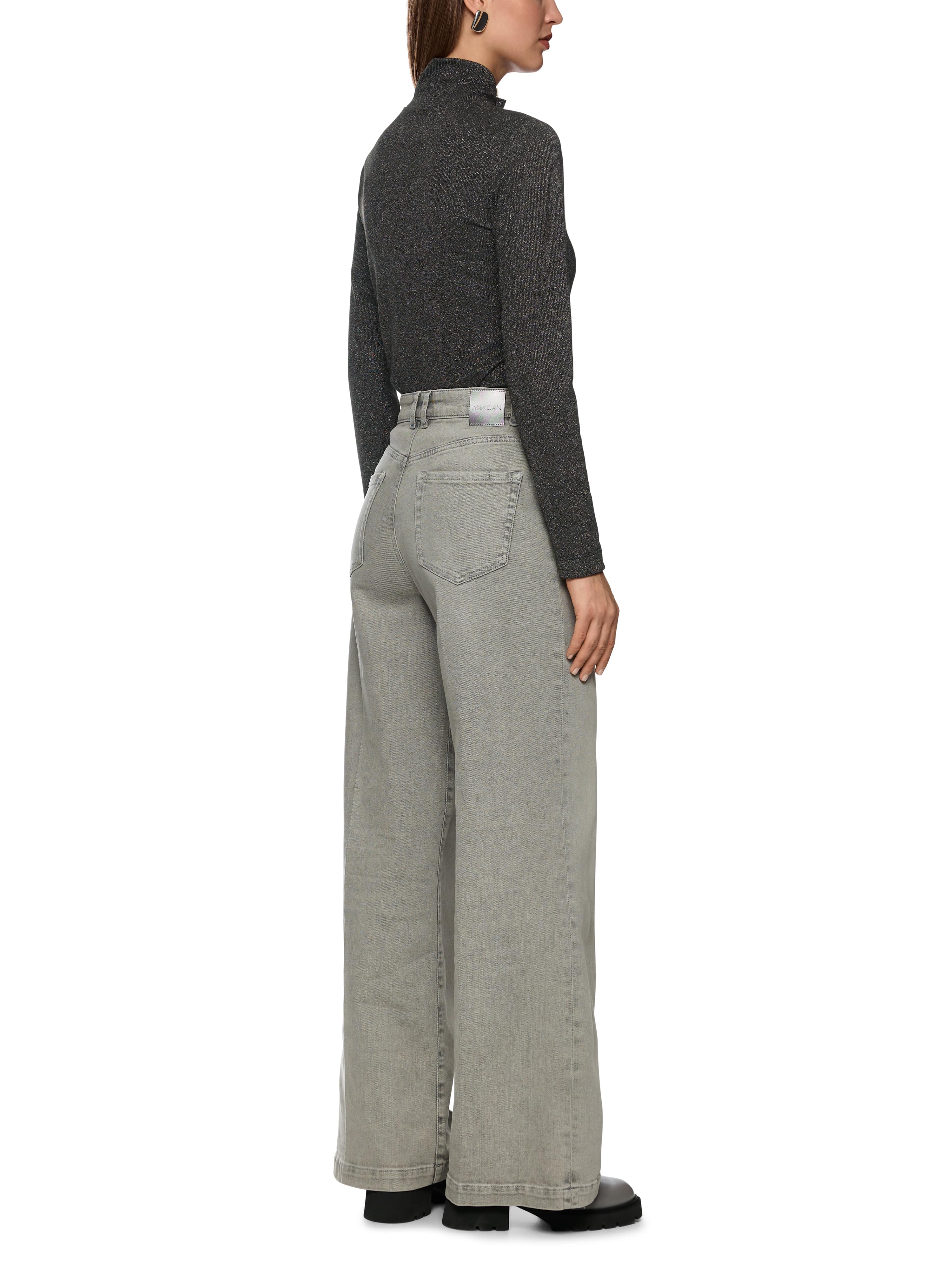 חולצה עם שרוולים ארוכים, לורקס מנצנץ וצווארון גבוה. גזרה צמודה ובד גמיש, בגוון אפור כהההרכב בד: 66% פוליאסטר, 17% סיב מתכתי, 15% פוליאמיד, 2% אלסטןהדוגמנית בגובה 1.79 ולובשת מידה 3 של מארק קיין