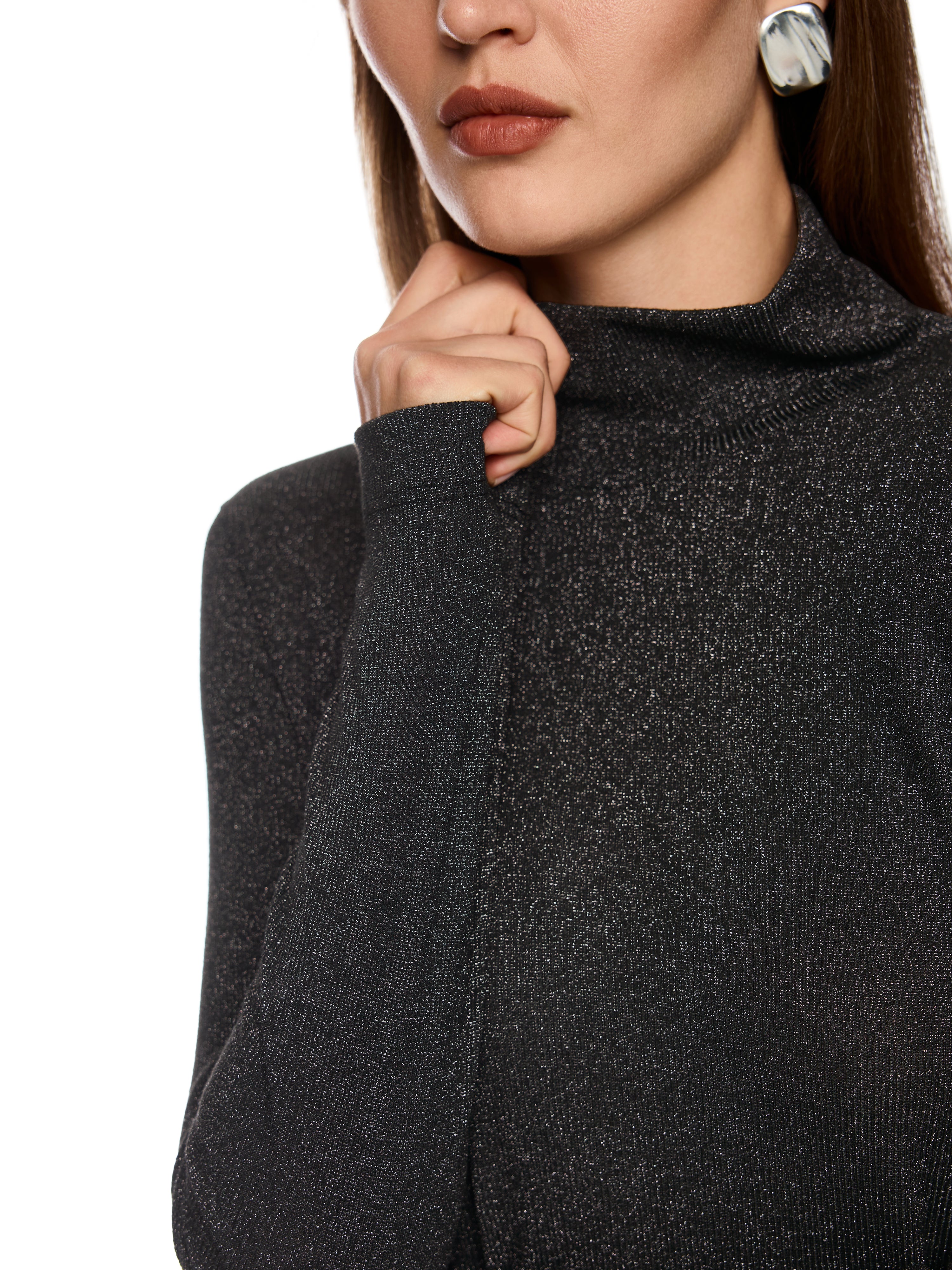 חולצת שרוול ארוך דקה בגזרה צמודה, עם צווארון גולף ונצנוץ עדין של לורקסלמראה אלגנטי שמתאים גם לערב וגם ליומיום.הרכב בד: 66% פוליאסטר, 17% סיב מתכתי, 15% פוליאמיד, 2% אלסטןהדוגמנית בגובה 1.79 ולובשת מידה 3 של מארק קיין