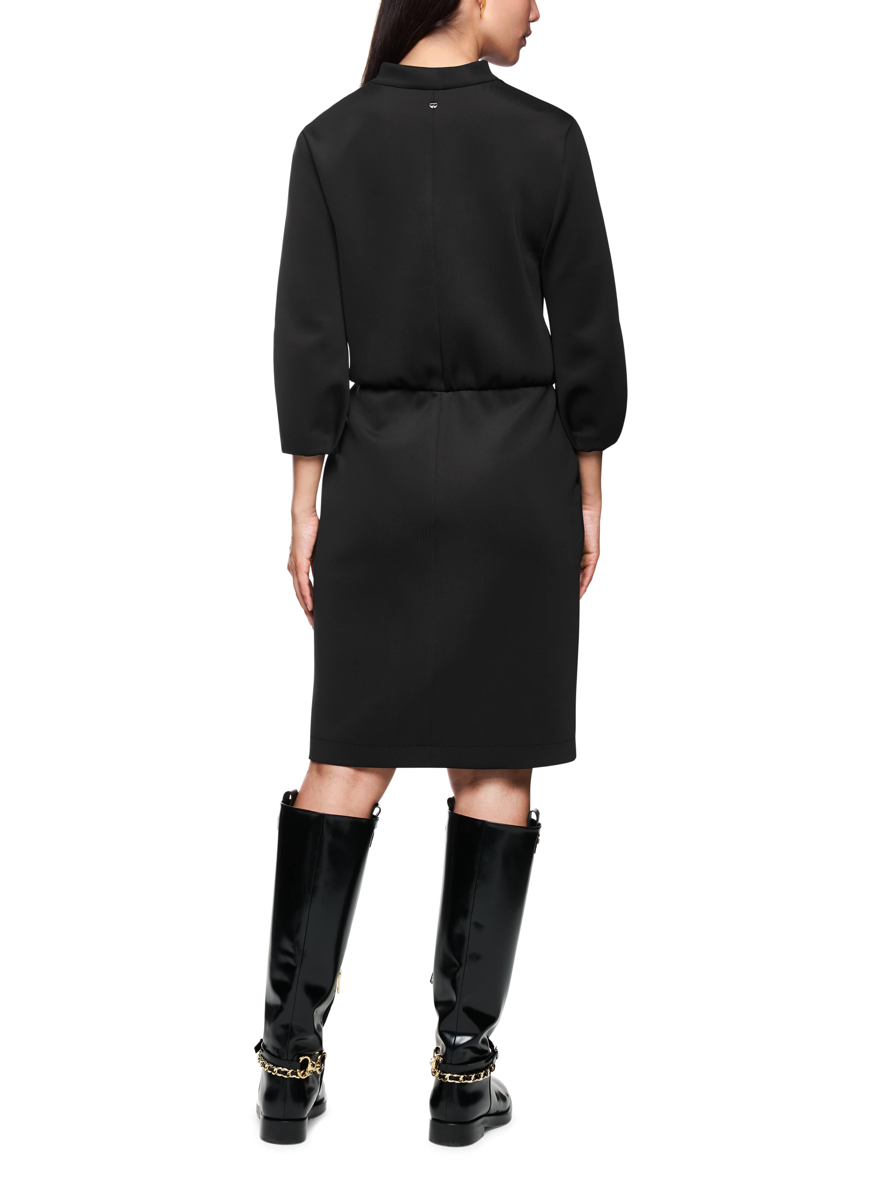 שמלת מיני גזרה צמודה עשויה מג'רזי סקובה עם שרוולי 3/4הרכב: 87% פוליאסטר, 13% אלסטןהדוגמנית בגובה 1.79 ולובשת מידה 3 של מארק קיין